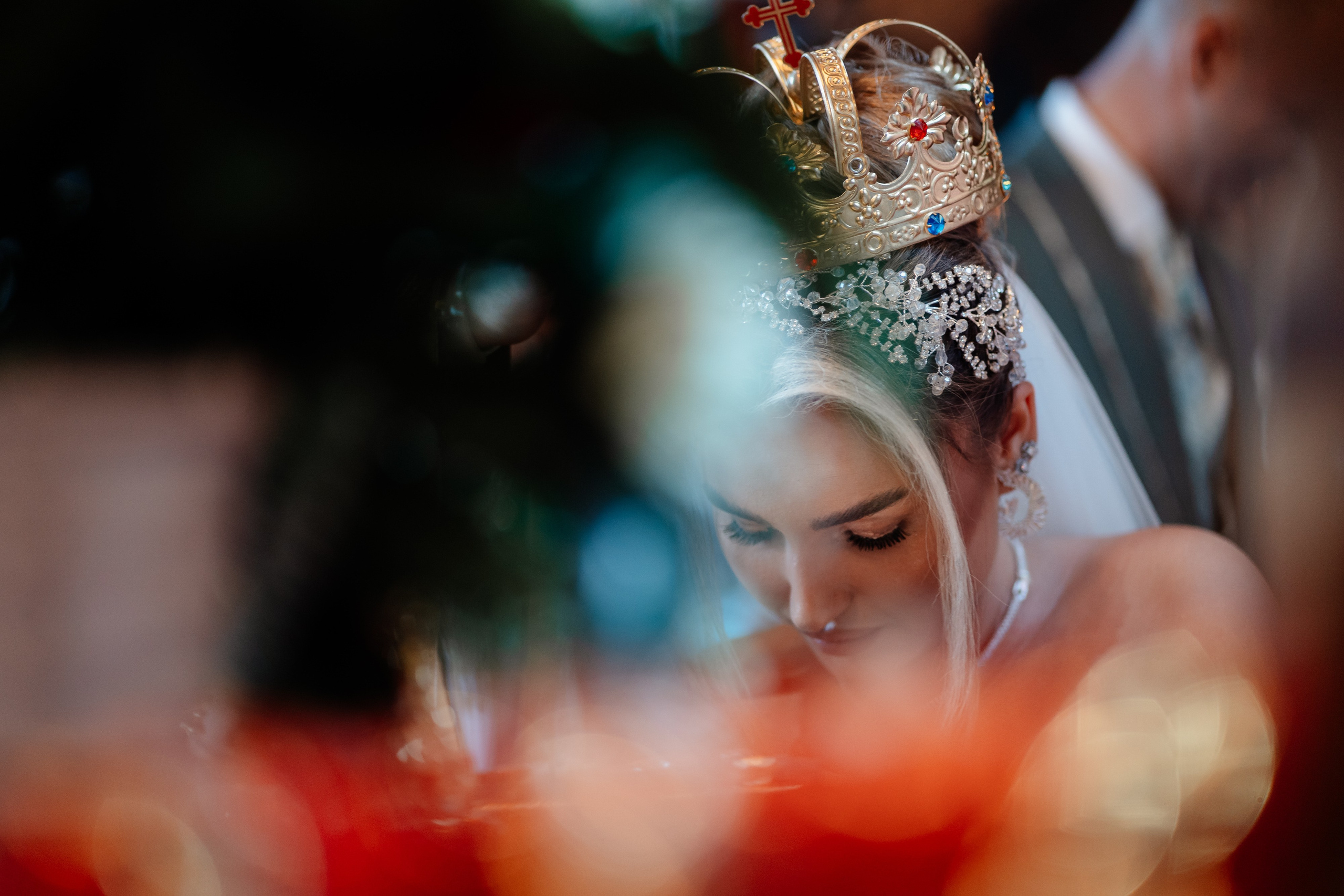 Moment emoționant între miri în ziua nunții, surprins într-un cadru natural și romantic, la Bolintin-Vale. Fotografie de nuntă profesională, editată artistic pentru a evidenția emoția și eleganța evenimentului.