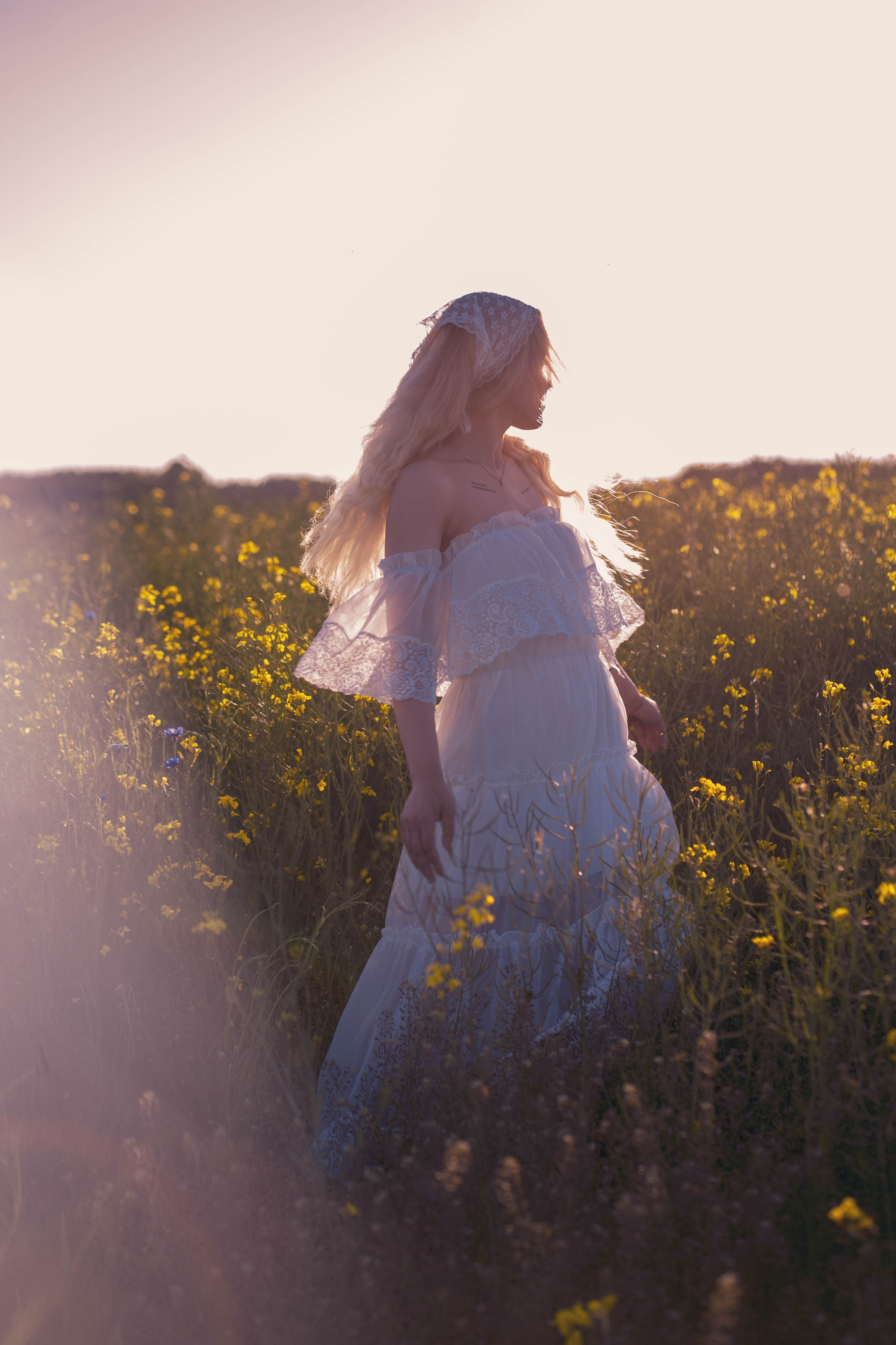 Rapsų laukai su Egle. Fotografija — Olga Bojarin