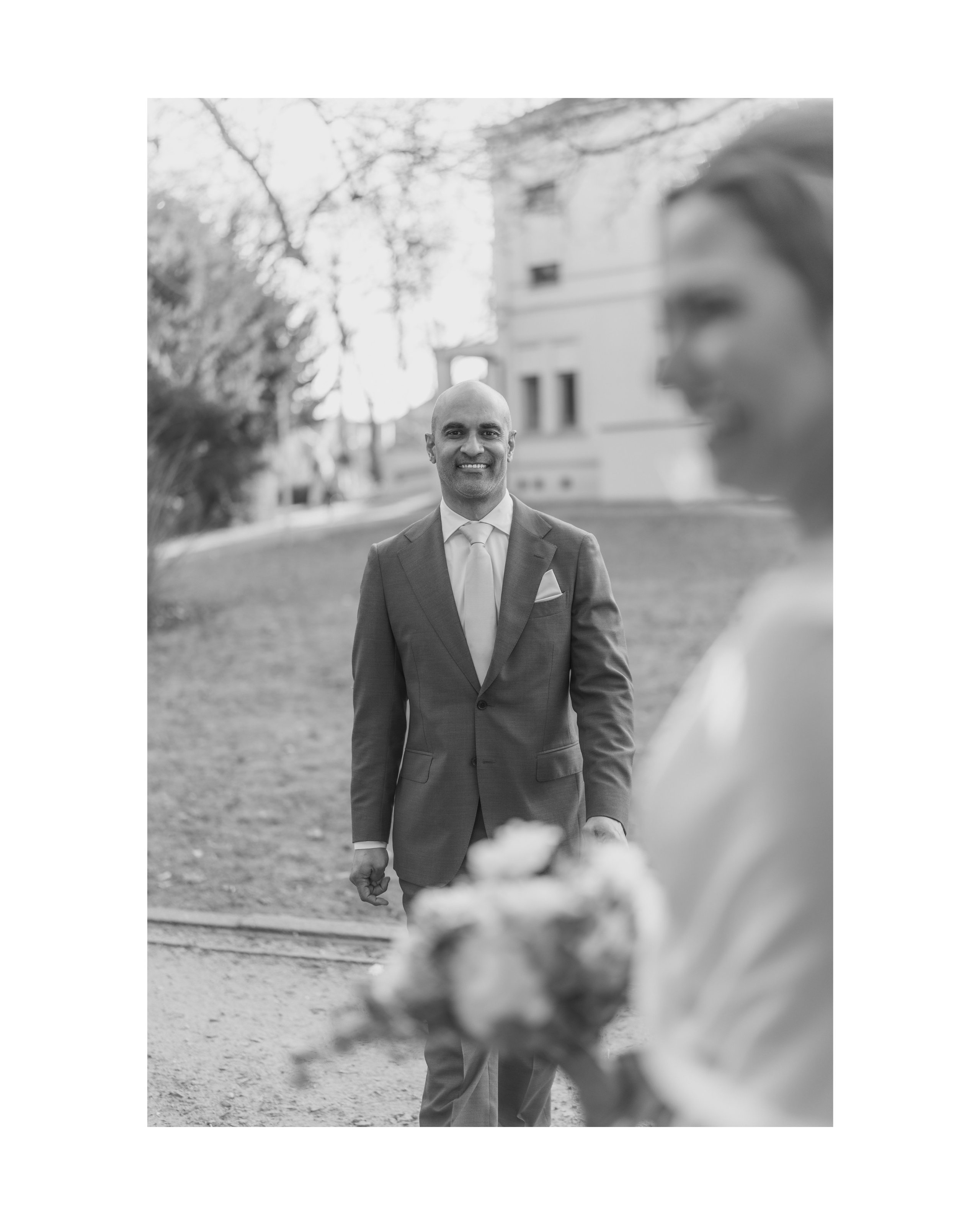 Kapture Fotografie - Romantisch moment tijdens trouwshoot waarbij de man liefdevol naar zijn vrouw stapt