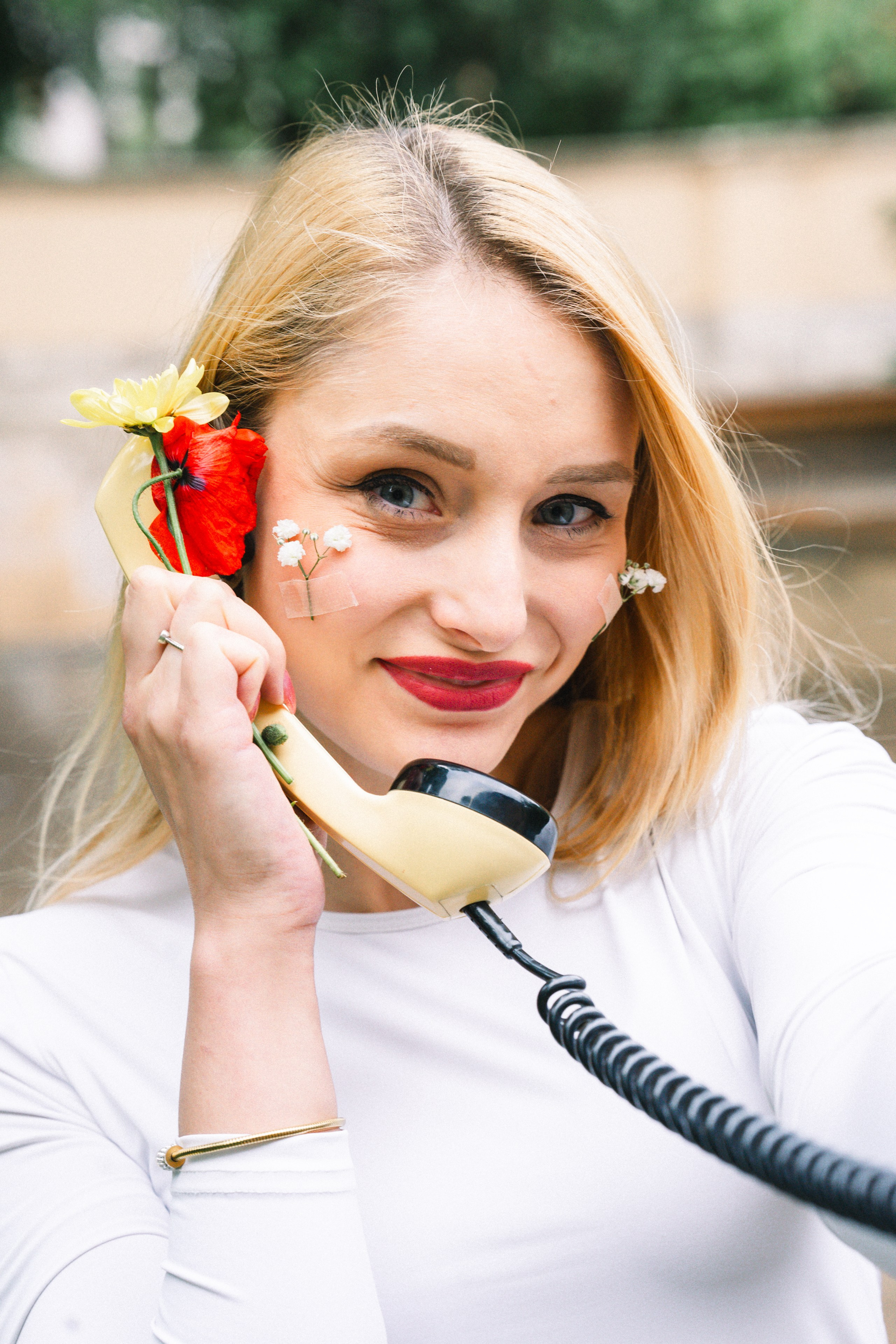 Utržené sluchátko. Jana Holubová | Svatební, párová a rodinná fotografka v Praze