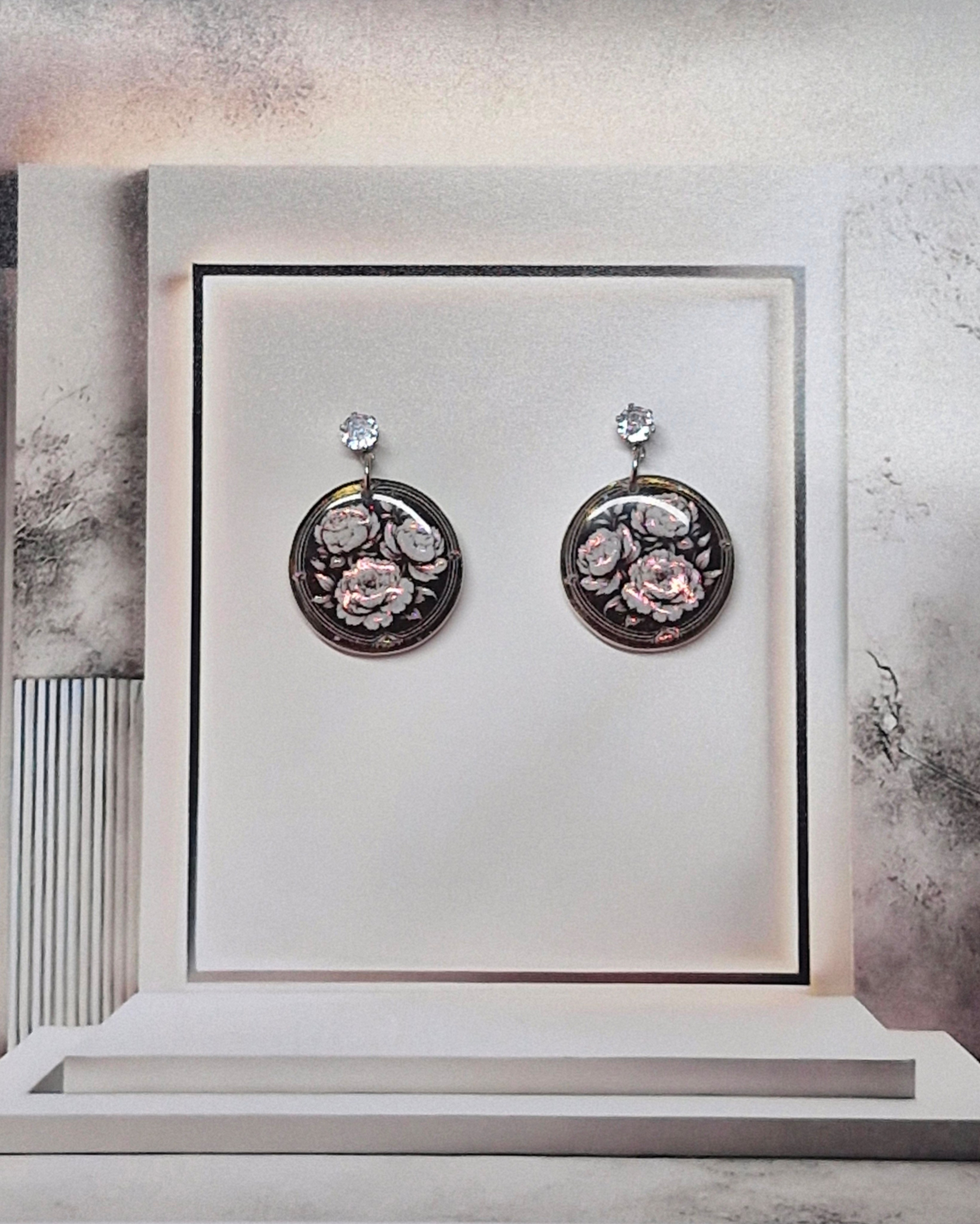 Украшения ручной лепки из полимерной глины с покрытием смолой: серьги, миниатюрные броши и арт-объекты с глянцевым блеском. Уникальные украшения Oksana Paul создаются вручную, с эффектом стеклянной поверхности, объёмными деталями и художественной подачей. Полимерная глина, смола, 3D-лепка, украшения из полимерной глины, серьги ручной работы, аксессуары ручной работы. Handgemachter Schmuck aus Polymer Clay mit Harzüberzug: Ohrringe, Miniaturbroschen und glänzende Kunstobjekte mit 3D-Effekt. Einzigartiger Schmuck von Oksana Paul – handgefertigt, mit gläserner Oberfläche, feinen Details und künstlerischem Ausdruck. Polymer Clay Schmuck, Harz Finish, handgemachte Ohrringe, Schmuckdesign, Kunstschmuck.