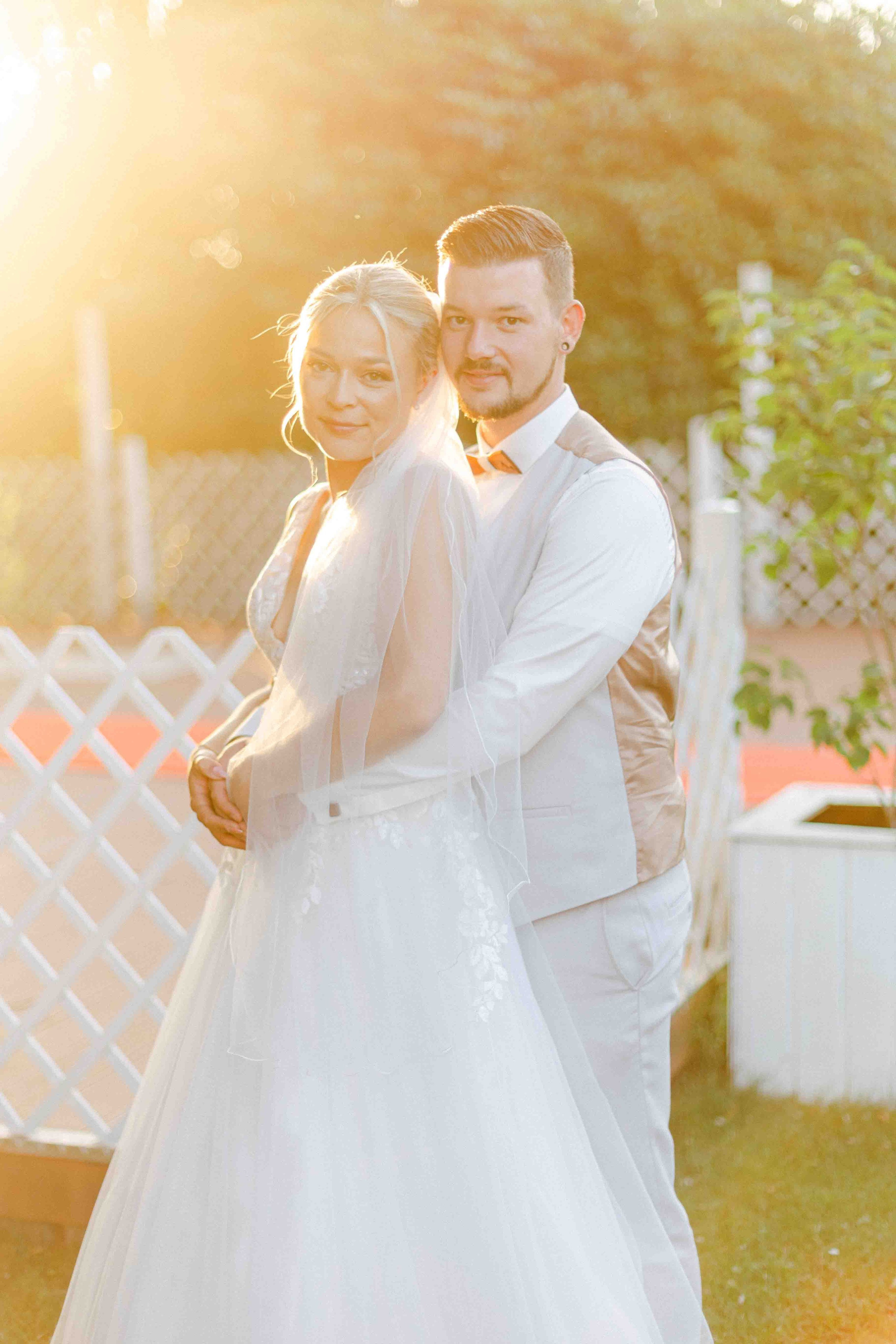 brautpaar bei ihrer hochzeit im ak happiness 