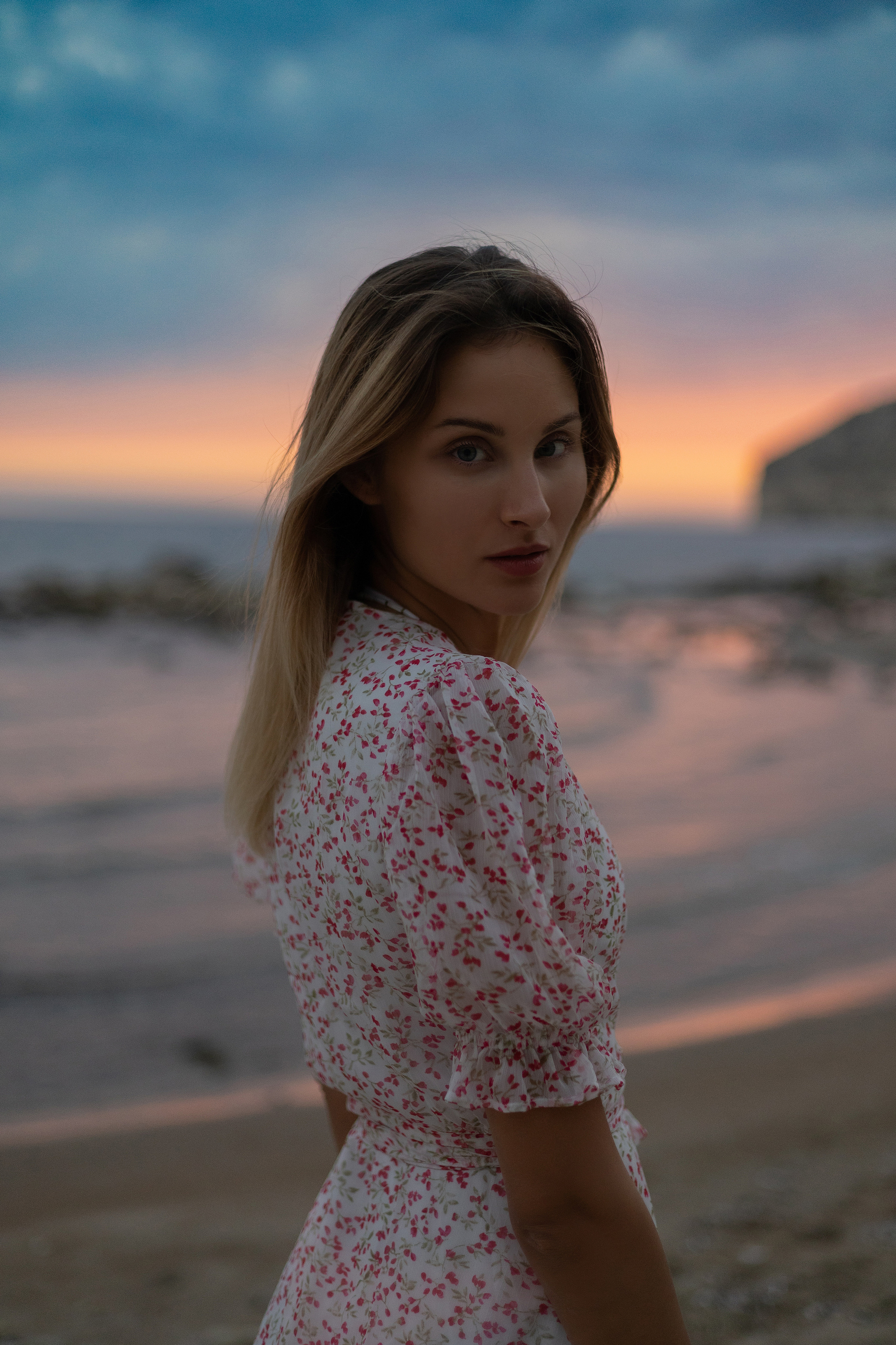 Sunset Glow. Beach Portraits in Natural Light | Feminine, Warm. Dreamy. Kristina Kozheltsova- Soulful Portrait&Lifestyle&Love Story Photographer in Leipzig, Germany