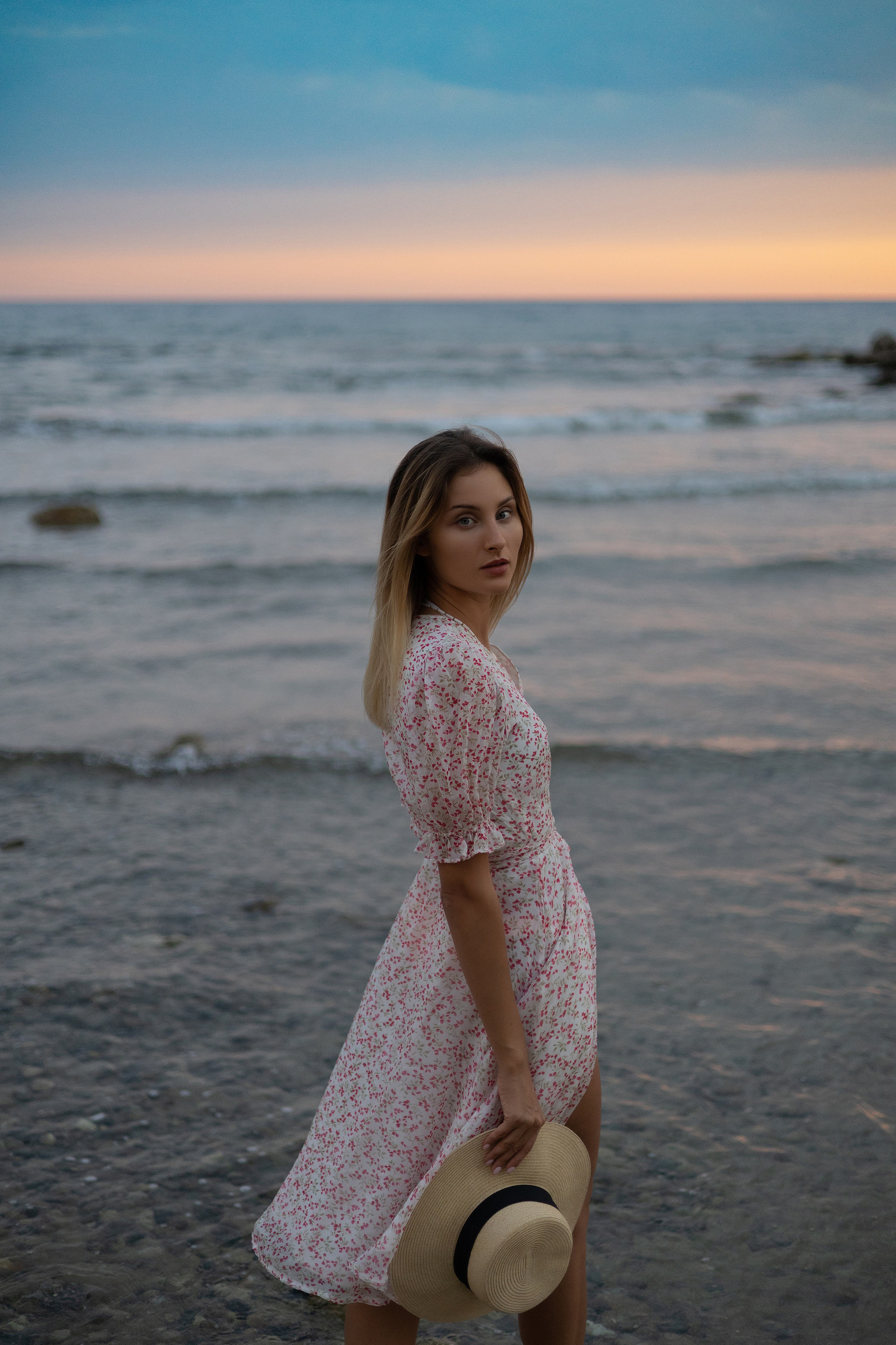 Sunset Glow. Beach Portraits in Natural Light | Feminine, Warm. Dreamy. Kristina Kozheltsova- Soulful Portrait&Lifestyle&Love Story Photographer in Leipzig, Germany