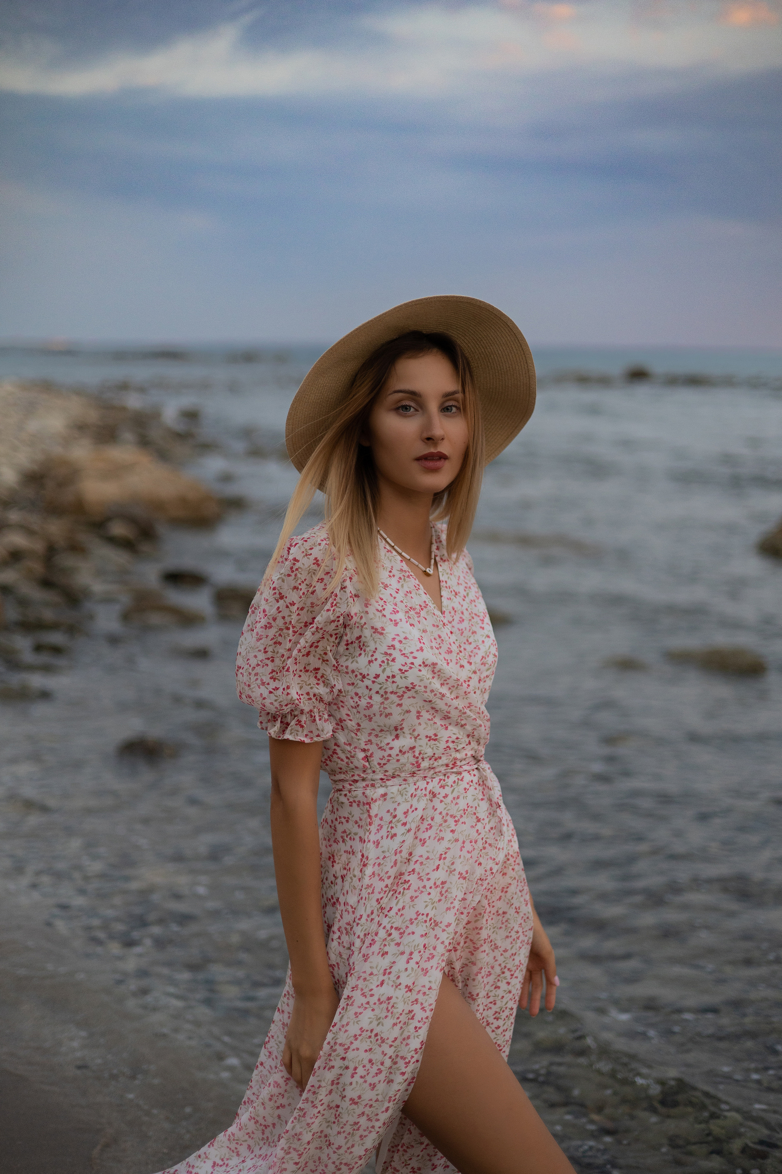Sunset Glow. Beach Portraits in Natural Light | Feminine, Warm. Dreamy. Kristina Kozheltsova- Soulful Portrait&Lifestyle&Love Story Photographer in Leipzig, Germany