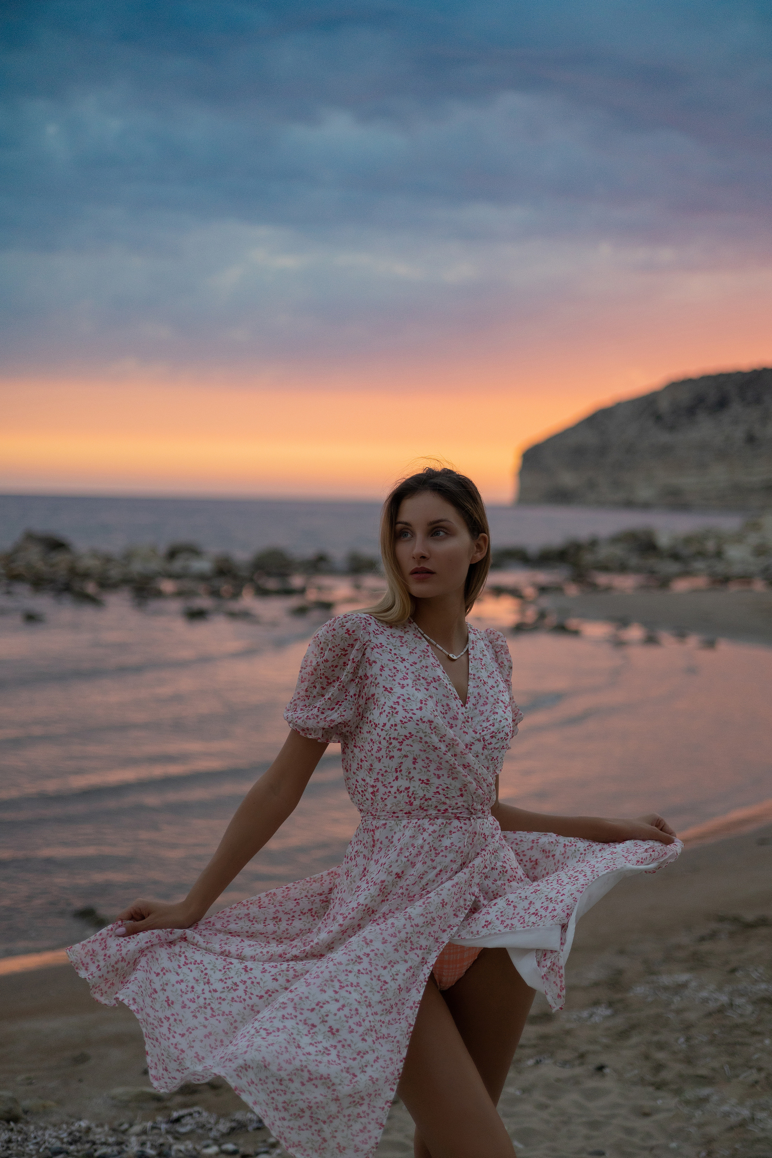 Sunset Glow. Beach Portraits in Natural Light | Feminine, Warm. Dreamy. Kristina Kozheltsova- Soulful Portrait&Lifestyle&Love Story Photographer in Leipzig, Germany