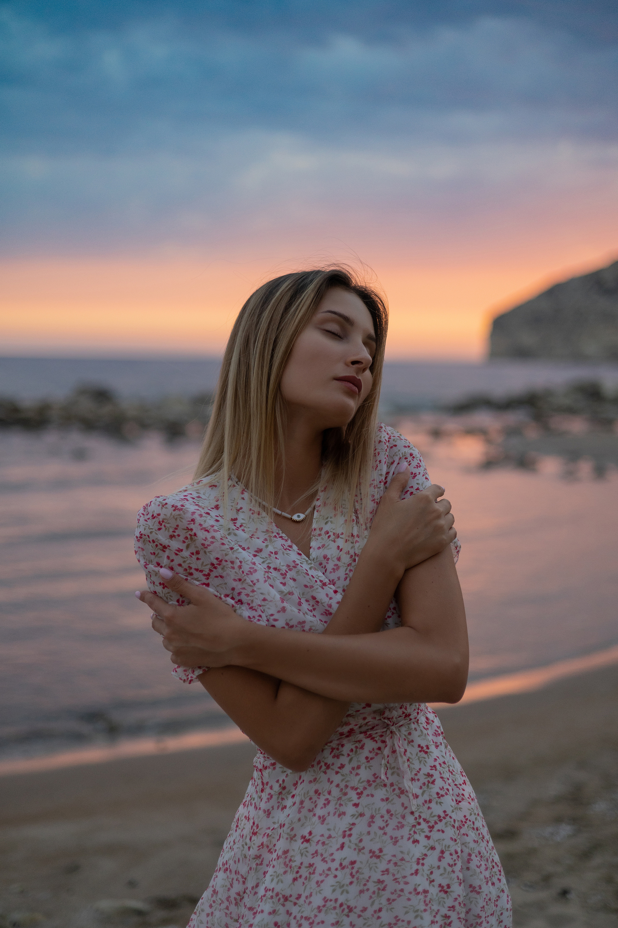 Sunset Glow. Beach Portraits in Natural Light | Feminine, Warm. Dreamy. Kristina Kozheltsova- Soulful Portrait&Lifestyle&Love Story Photographer in Leipzig, Germany