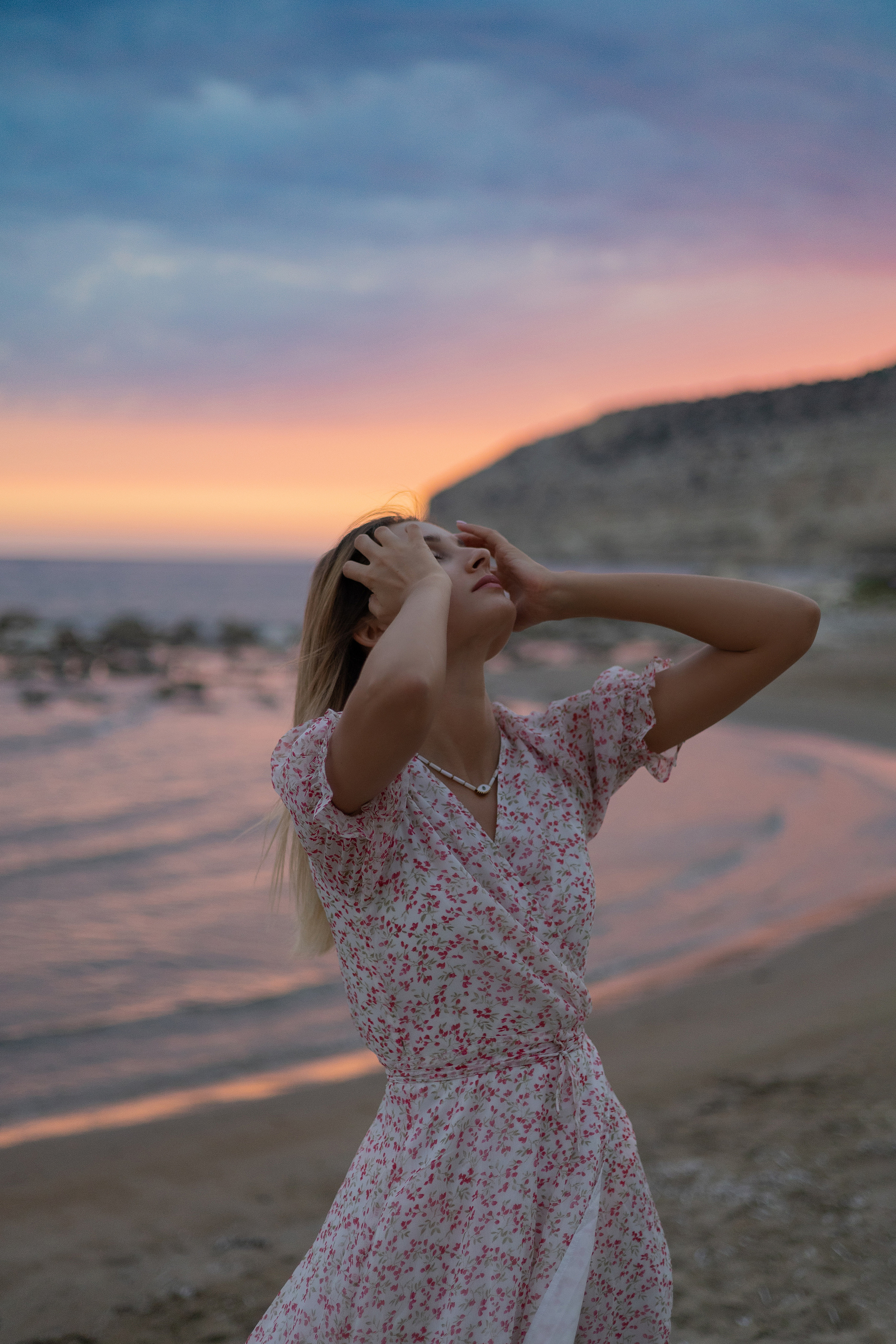 Sunset Glow. Beach Portraits in Natural Light | Feminine, Warm. Dreamy. Kristina Kozheltsova- Soulful Portrait&Lifestyle&Love Story Photographer in Leipzig, Germany