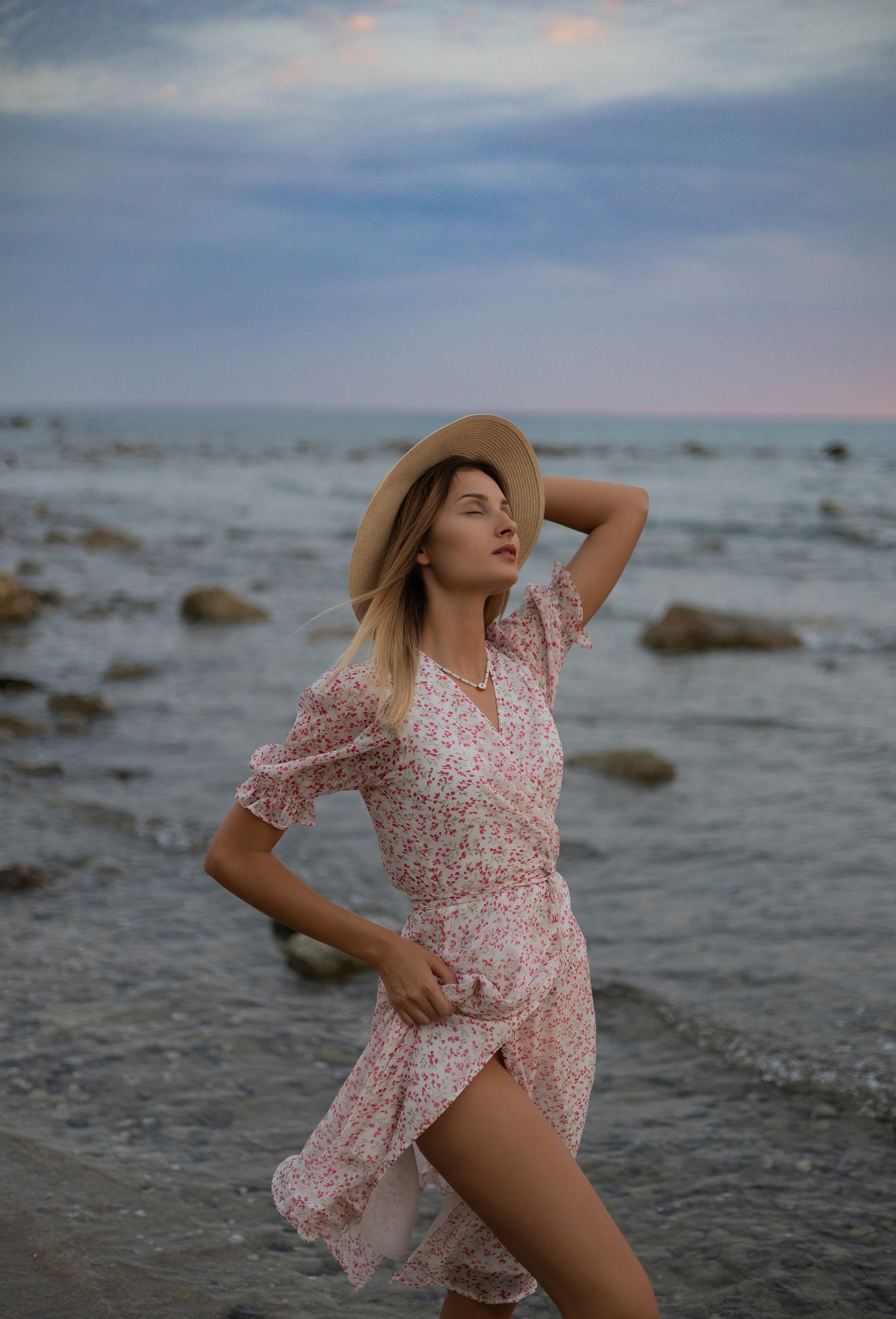 Sunset Glow. Beach Portraits in Natural Light | Feminine, Warm. Dreamy. Kristina Kozheltsova- Soulful Portrait&Lifestyle&Love Story Photographer in Leipzig, Germany