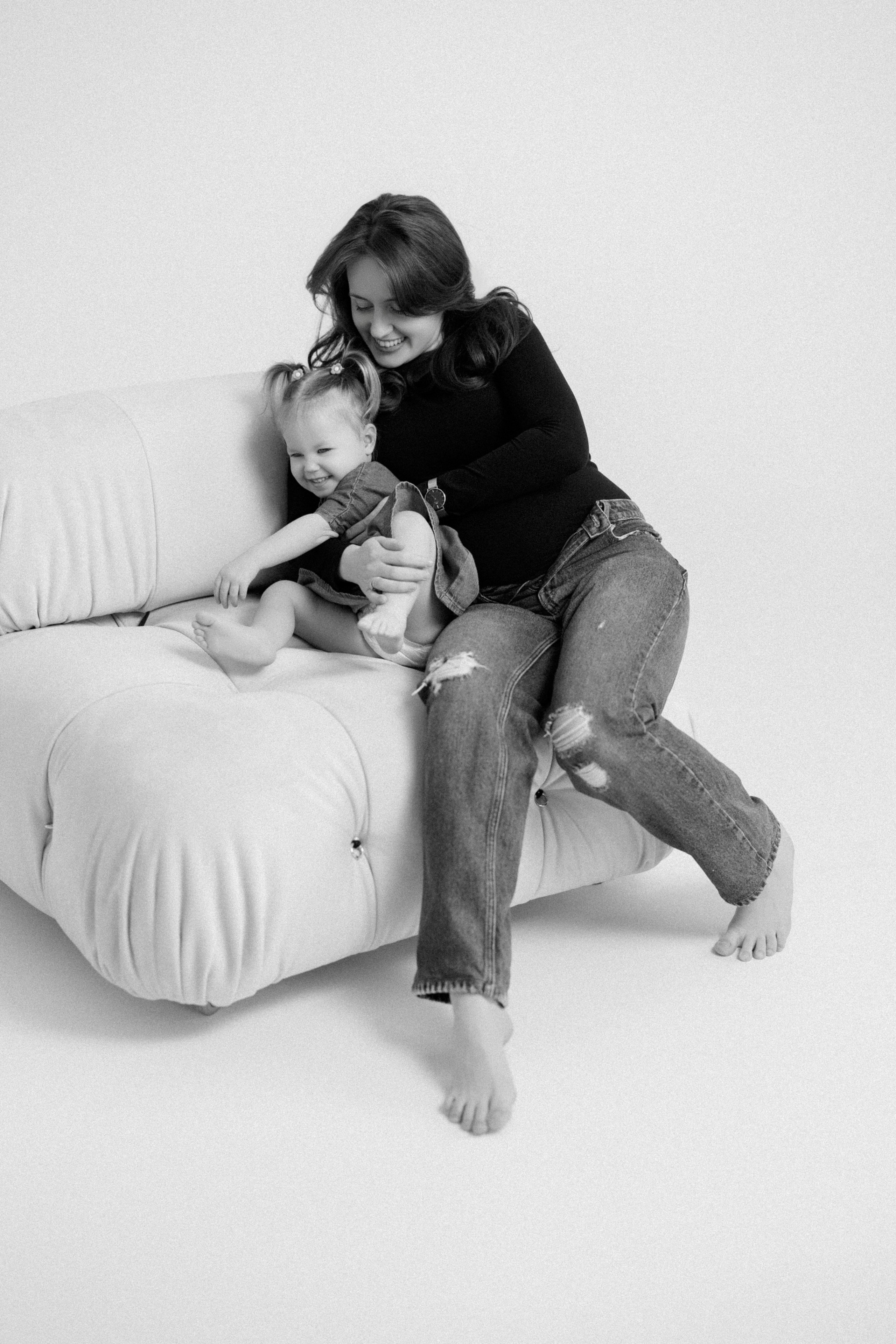 Ședință Foto de Familie — Stil Minimalist pe Fundal Alb. Scarlat Photography