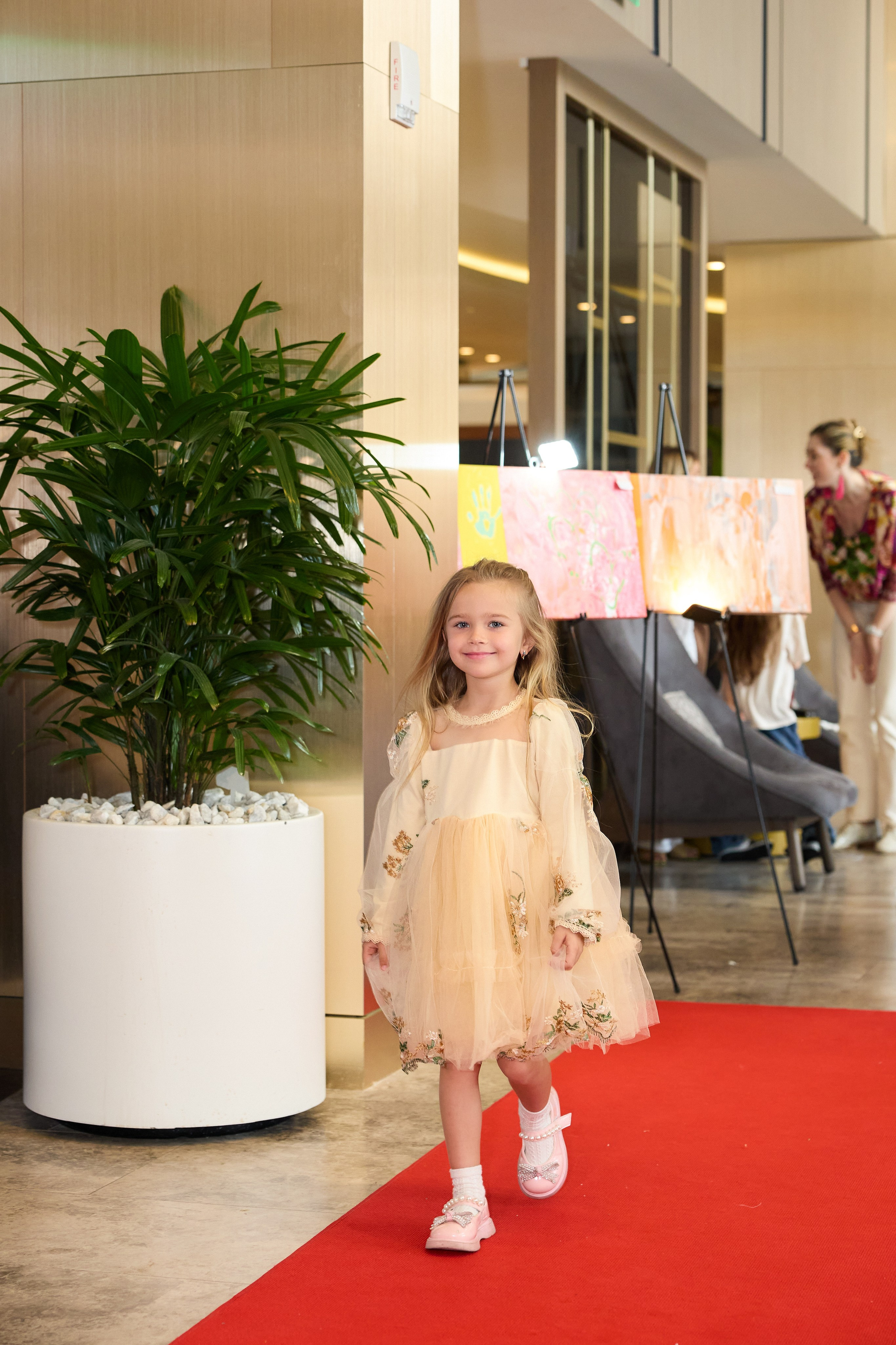 Авторская благотворительная художественная выставка Дианы Бортник. Фотограф Юлия Маковеева