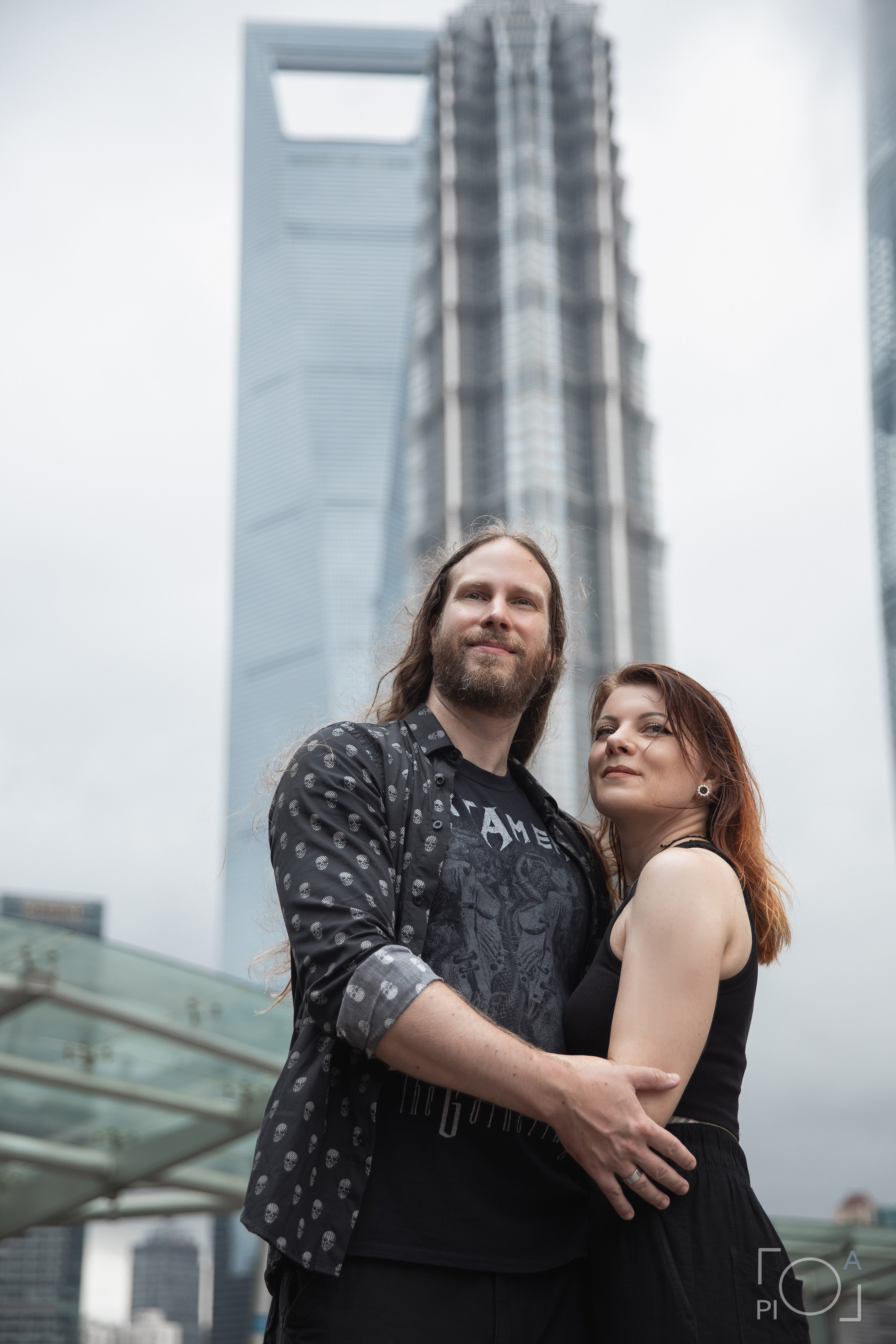 Влюбленная пара - мужчина и женщина. Шанхай, дождлива погода, ветер