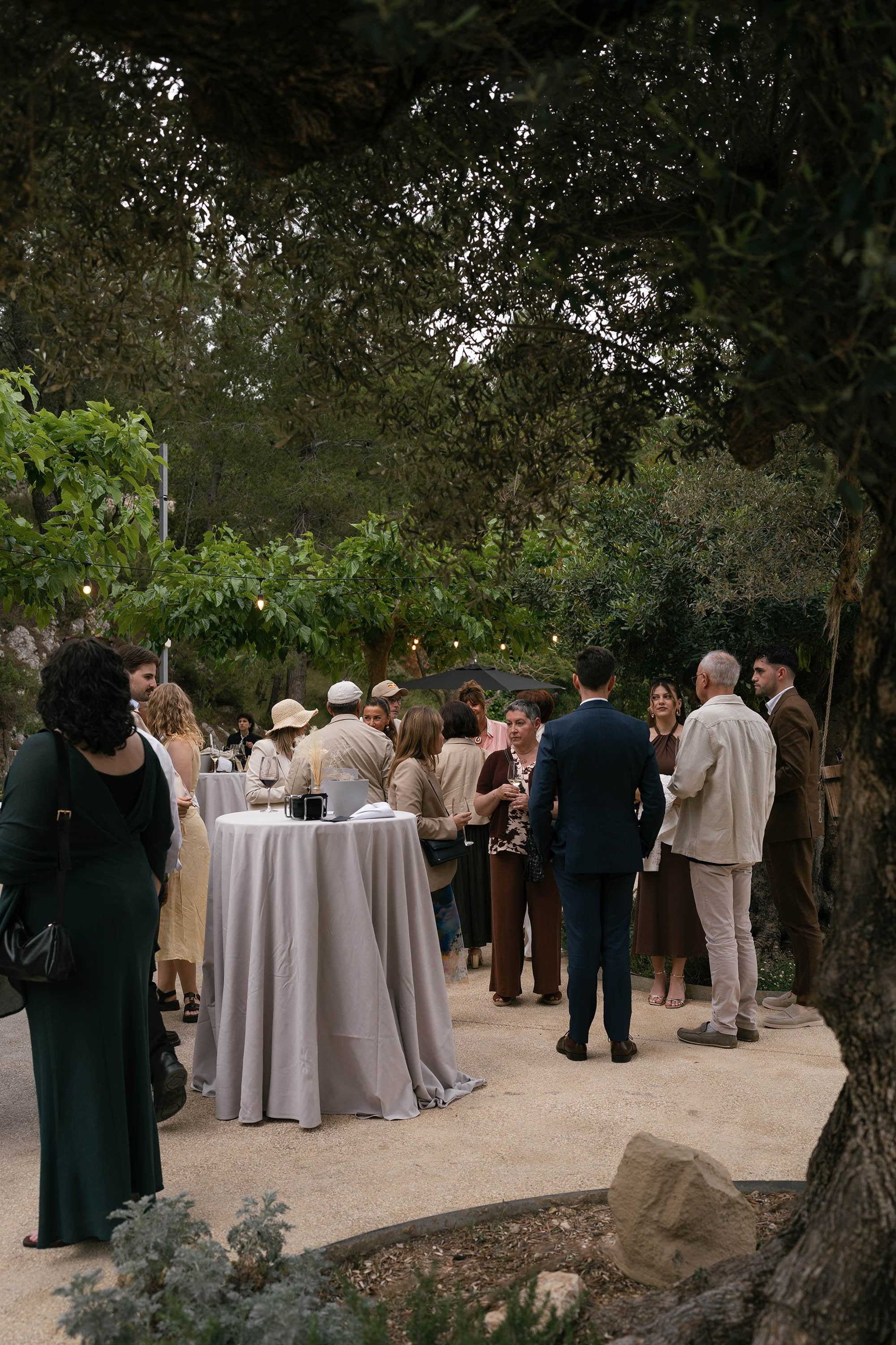 Sarah and Theo — VIVOOD. Fotógrafos de bodas de destino y creadores de contenido con base en España