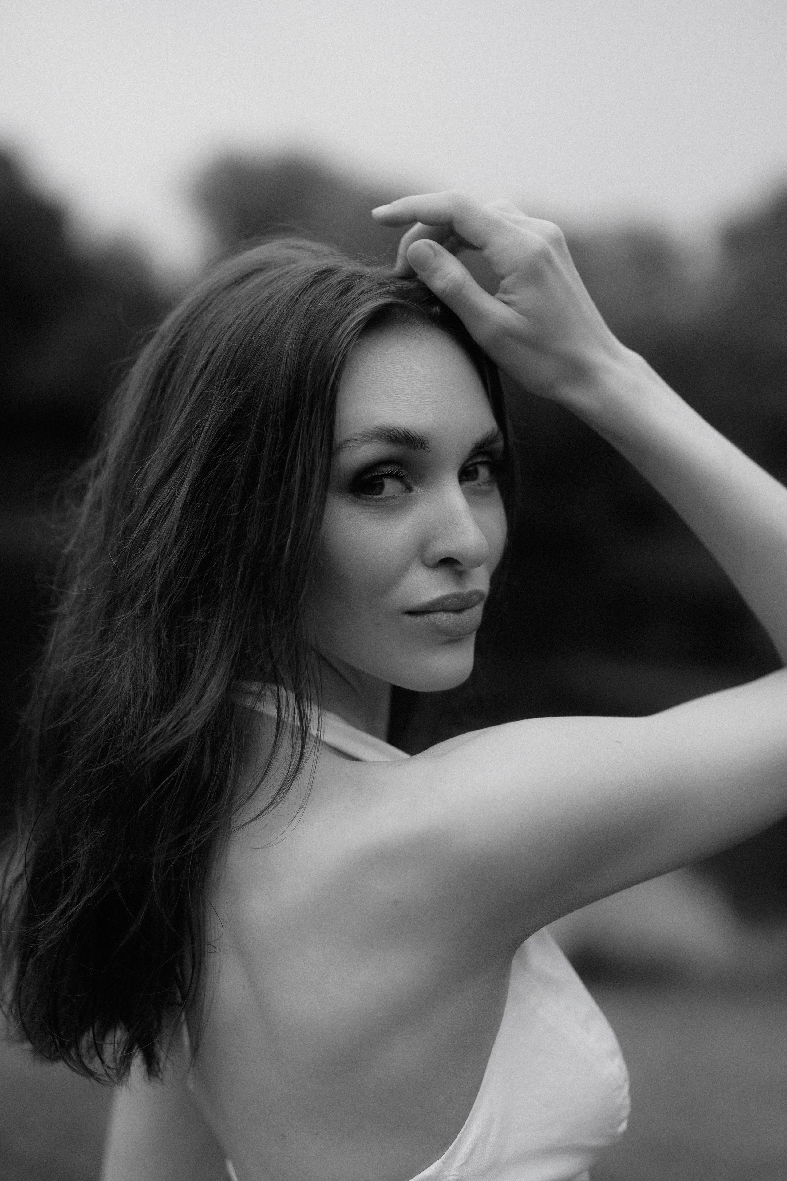 Between Rain and Light — Black & White Portrait Session in Leipzig. Кристина Кожельцова — чёрно-белая портретная фотография в Лейпциге. Германия