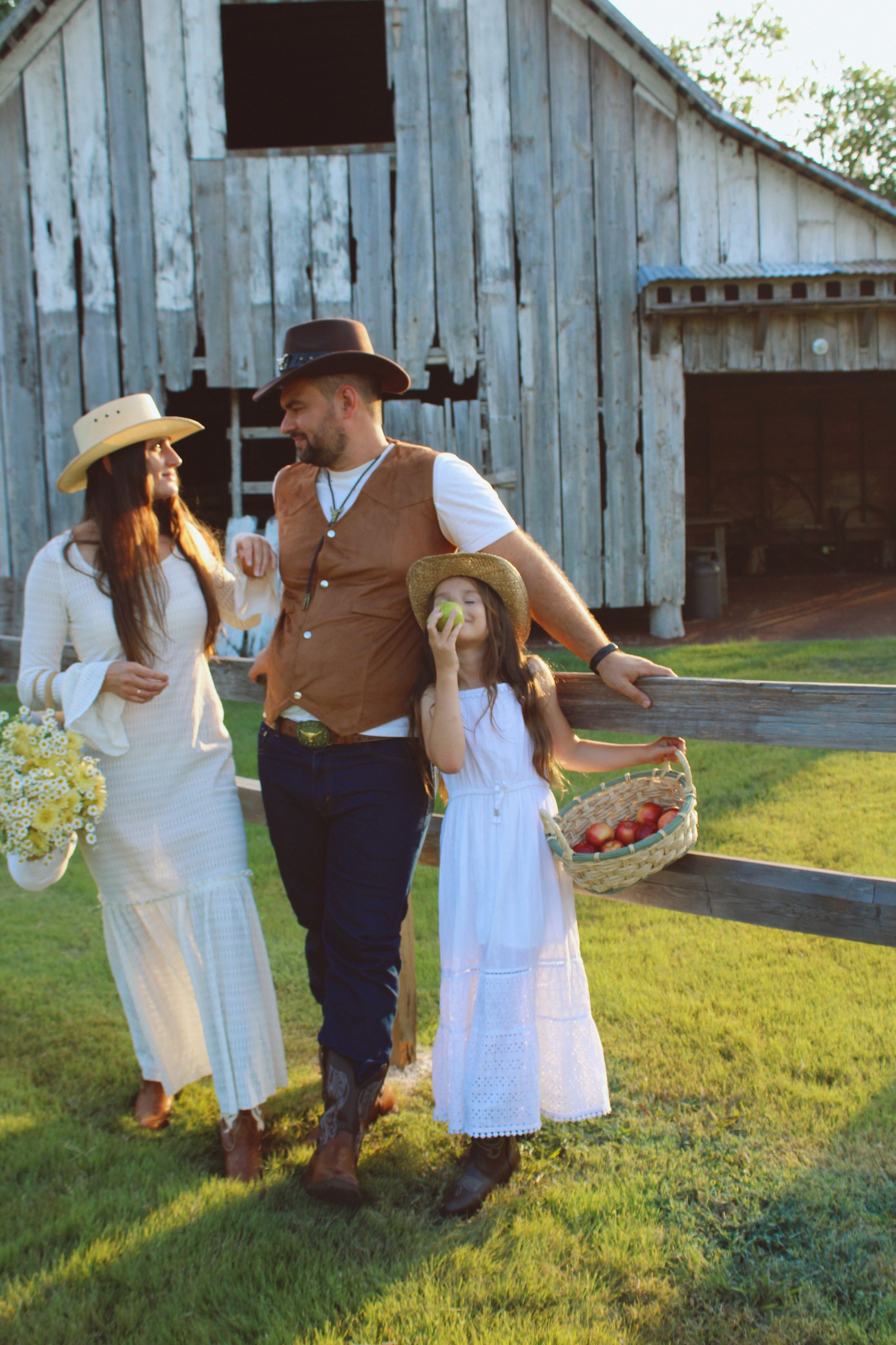 Texas Countryside Family Photoshoot in Cowboy Style. Lana Petrychenko — Portrait & Family Photographer. Valencia, Spain