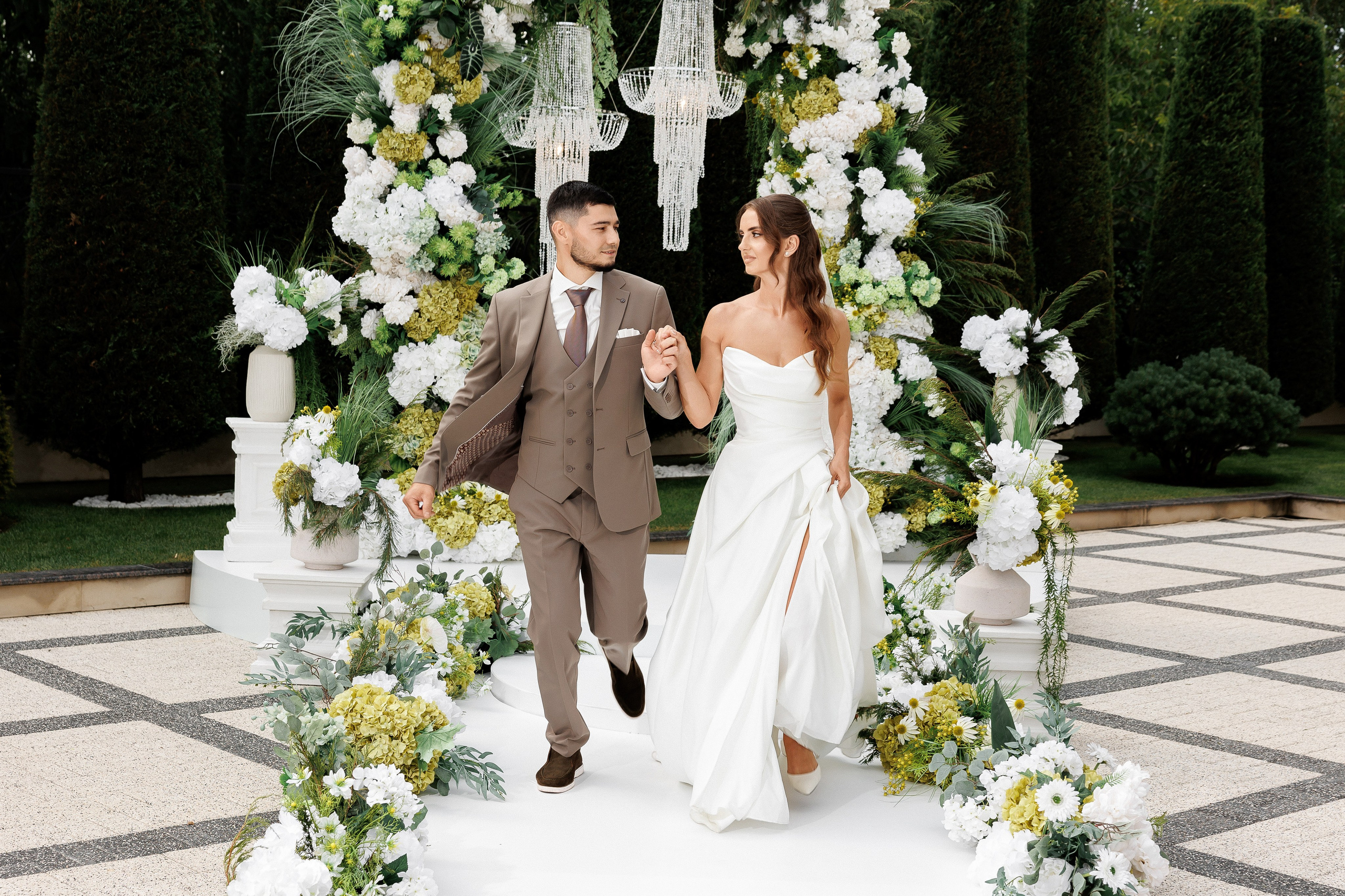 Eugen & Livia — Grand Elysee — Wedding Day. Servicii Foto și Video 067188353