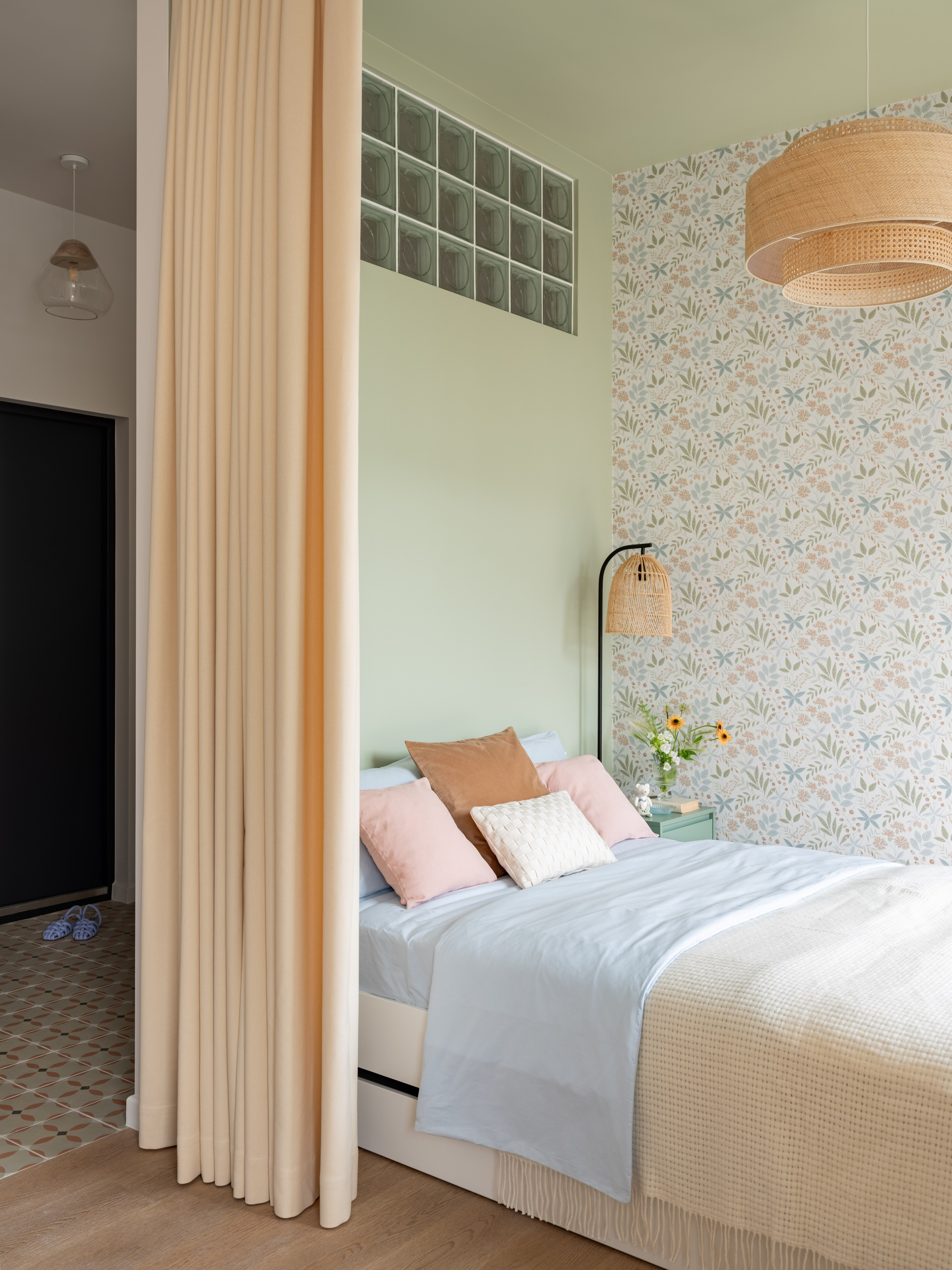 Маленькая студия с перегородкой из стеклоблоков и текстильными жалюзи