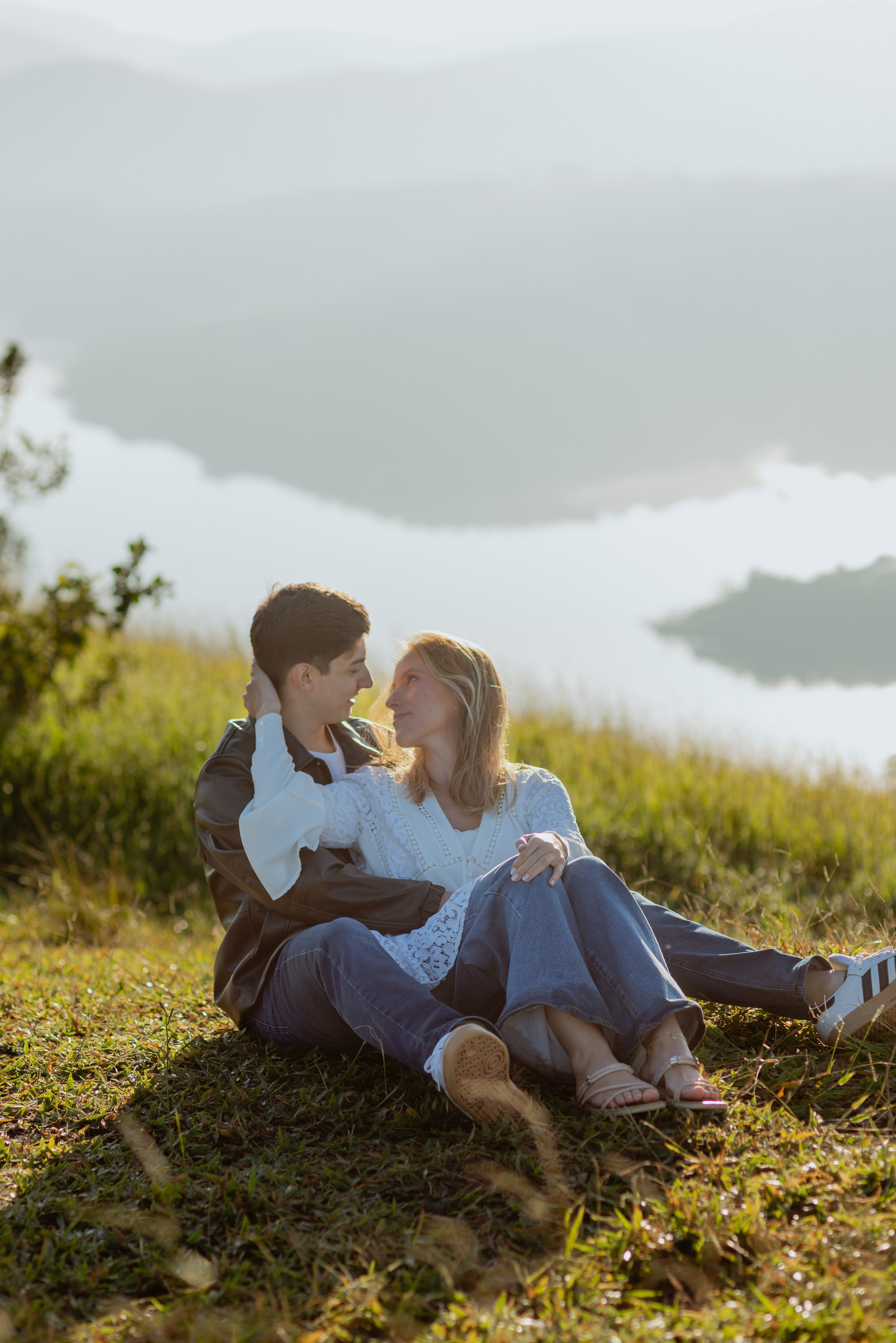 Ensaio Pre-Wedding no Morro do Capuava: Gabi e Raphael | AGA Fotografias. AGA Fotografias | Fotografia de Casamento em São Paulo