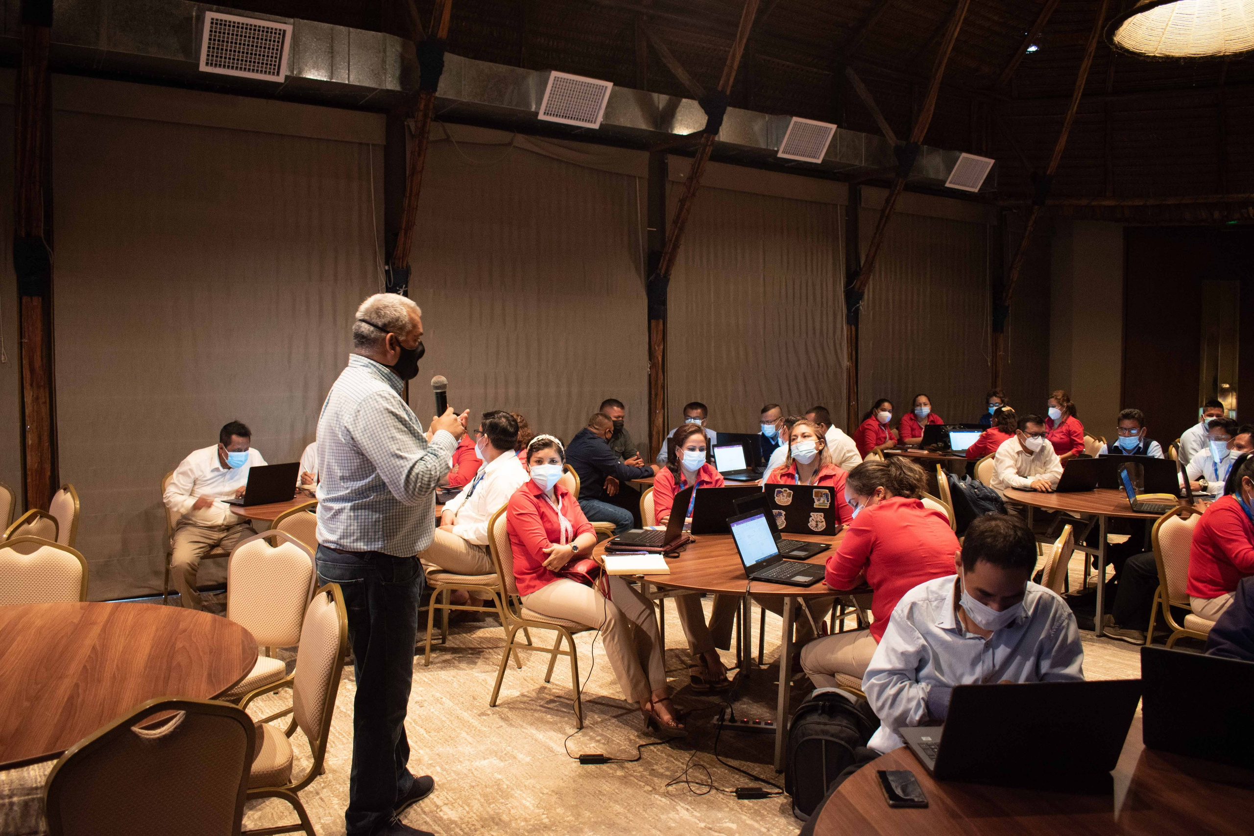 Corporativos. César Sifuentes - Fotógrafo