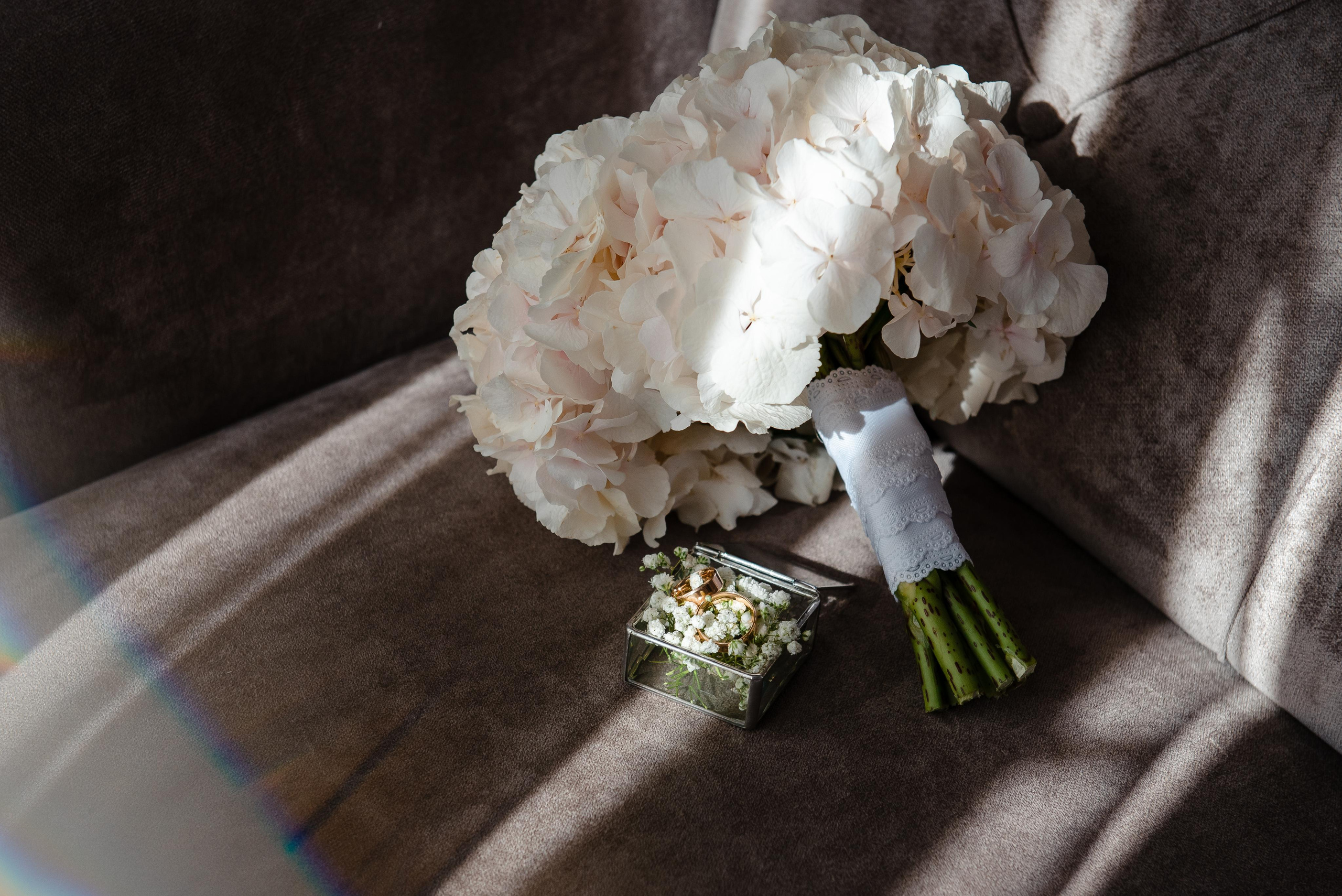 Hochzeitsvorbereitungen & Zeremonie: Zauberhafte Momente zweier Lieben