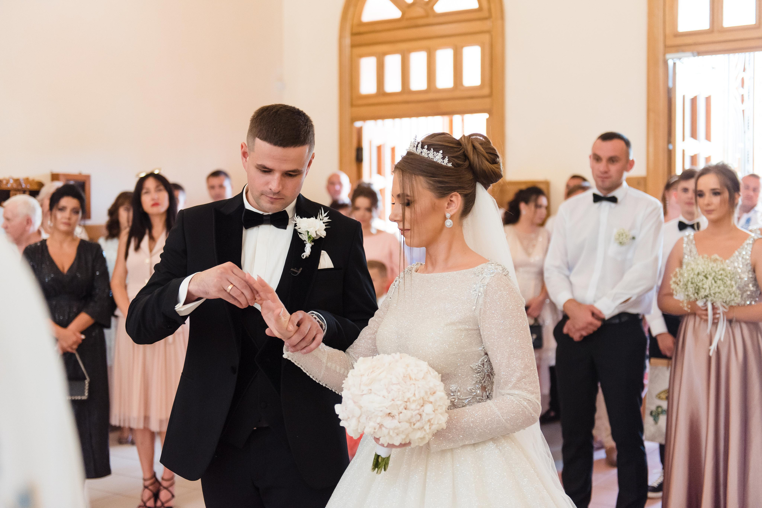 Hochzeitsvorbereitungen & Zeremonie: Zauberhafte Momente zweier Lieben