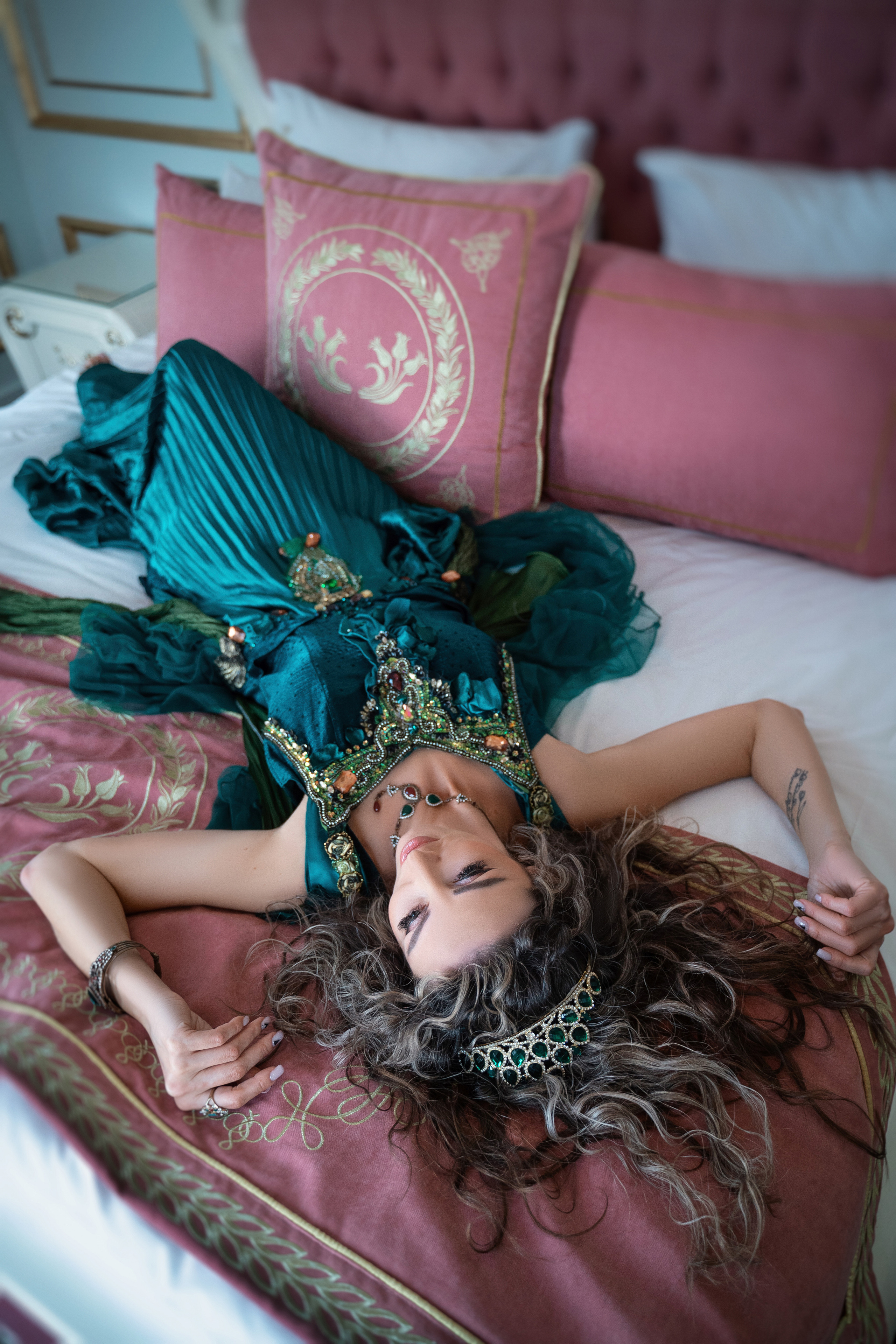 Фотосессии в Стамбуле в стиле «Великолепный век». Wedding, family and lifestyle photographer Anatoly. Photo sessions on rooftops with seagulls. Istanbul