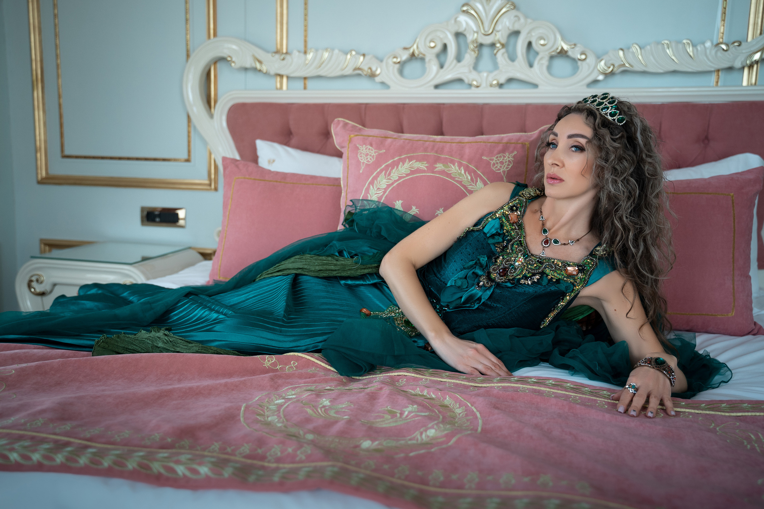 Фотосессии в Стамбуле в стиле «Великолепный век». Wedding, family and lifestyle photographer Anatoly. Photo sessions on rooftops with seagulls. Istanbul