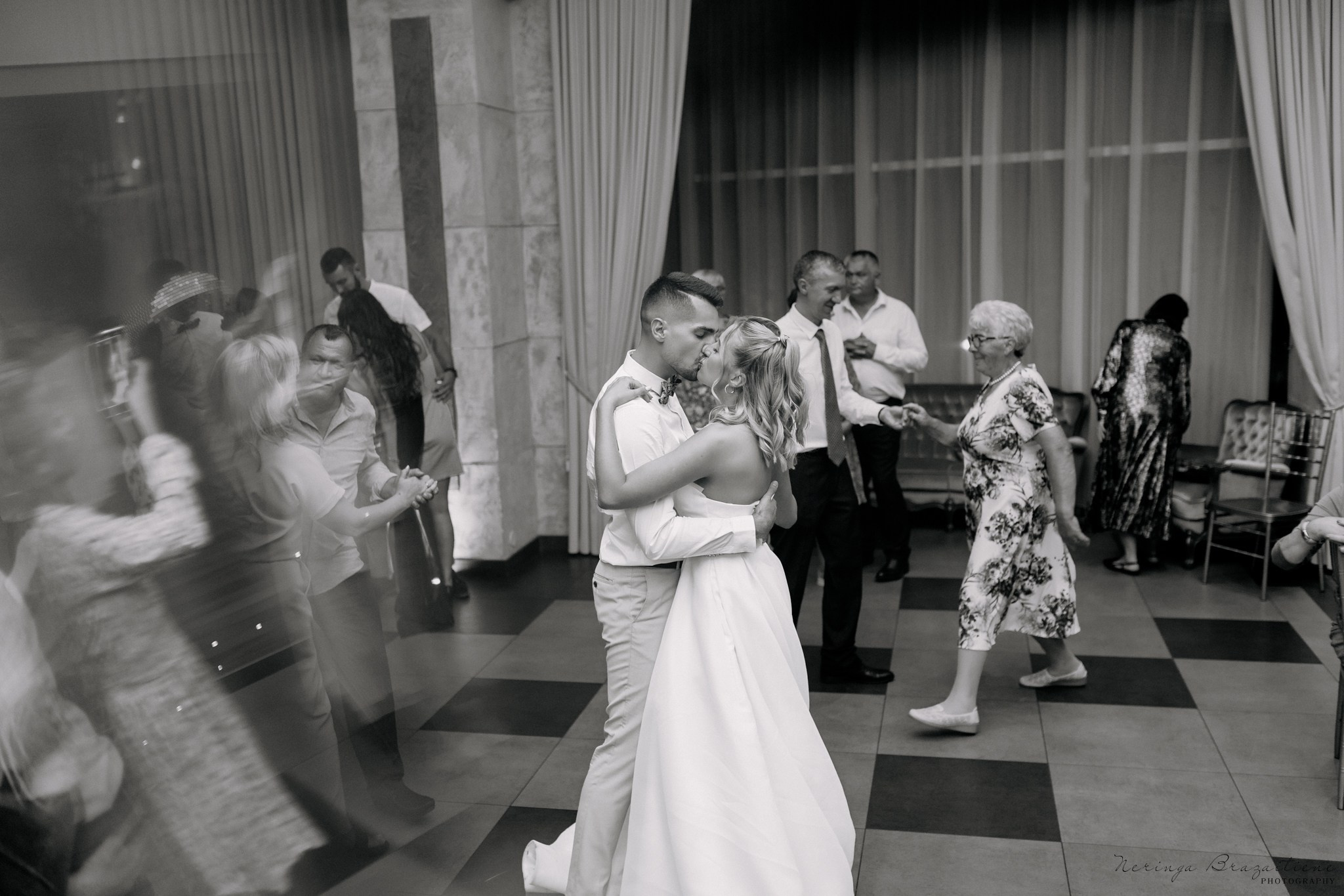 Vestuvinė fotosesija Kaune, Vienybės aikštėje, prie Lietuvos banko