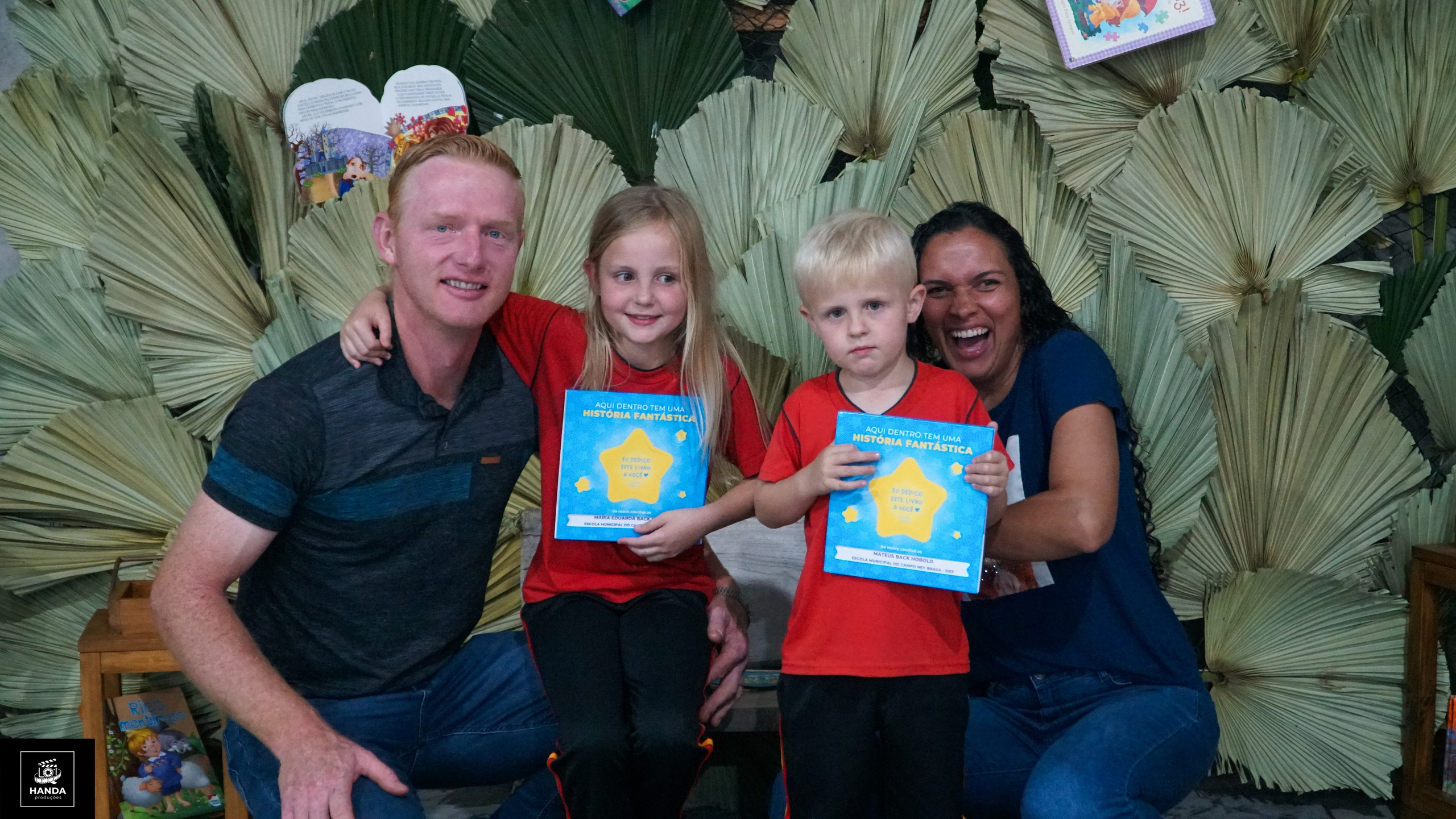 Noite autógrafos colégio Aurélio Buarque de Holanda. Handa Produções