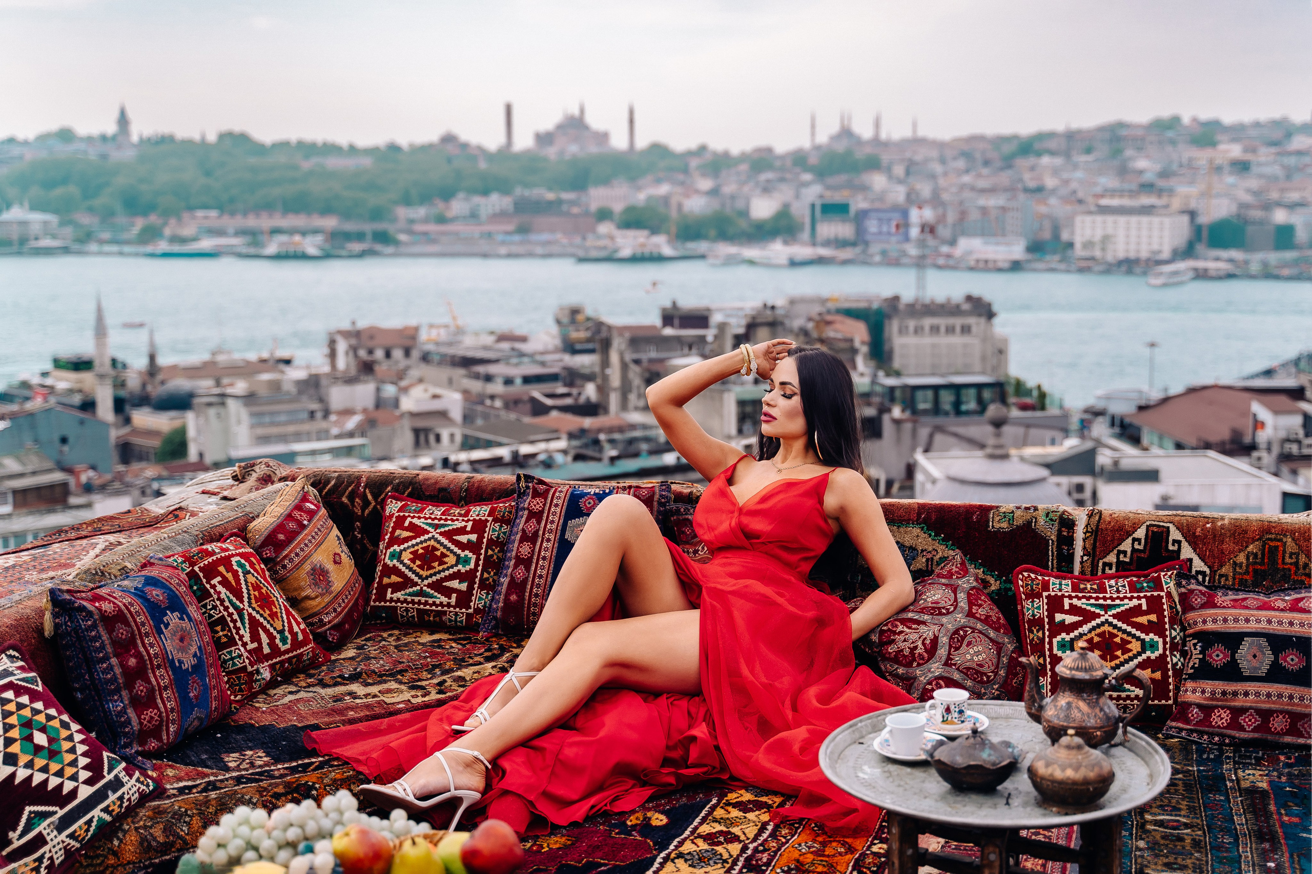 Фотосессии в дизайнерских нарядах в Стамбуле. Wedding, family and lifestyle photographer Anatoly. Photo sessions on rooftops with seagulls. Istanbul