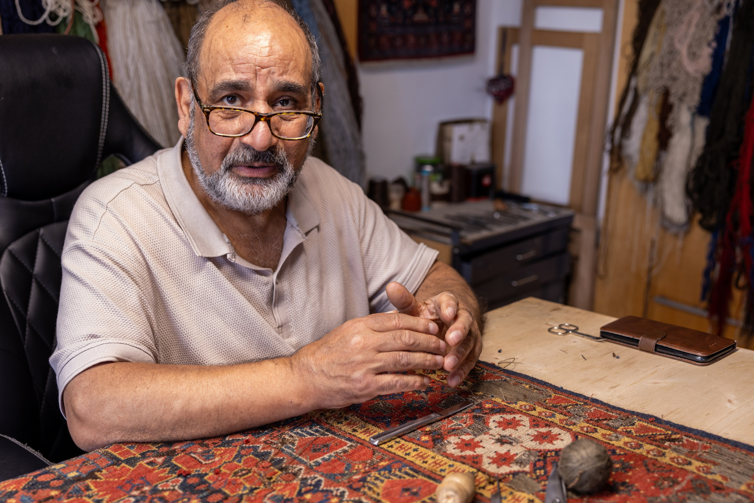 Teppichrestaurator, Salzburg, 2024. Guzel Kolobova| Fotografin| Salzburg