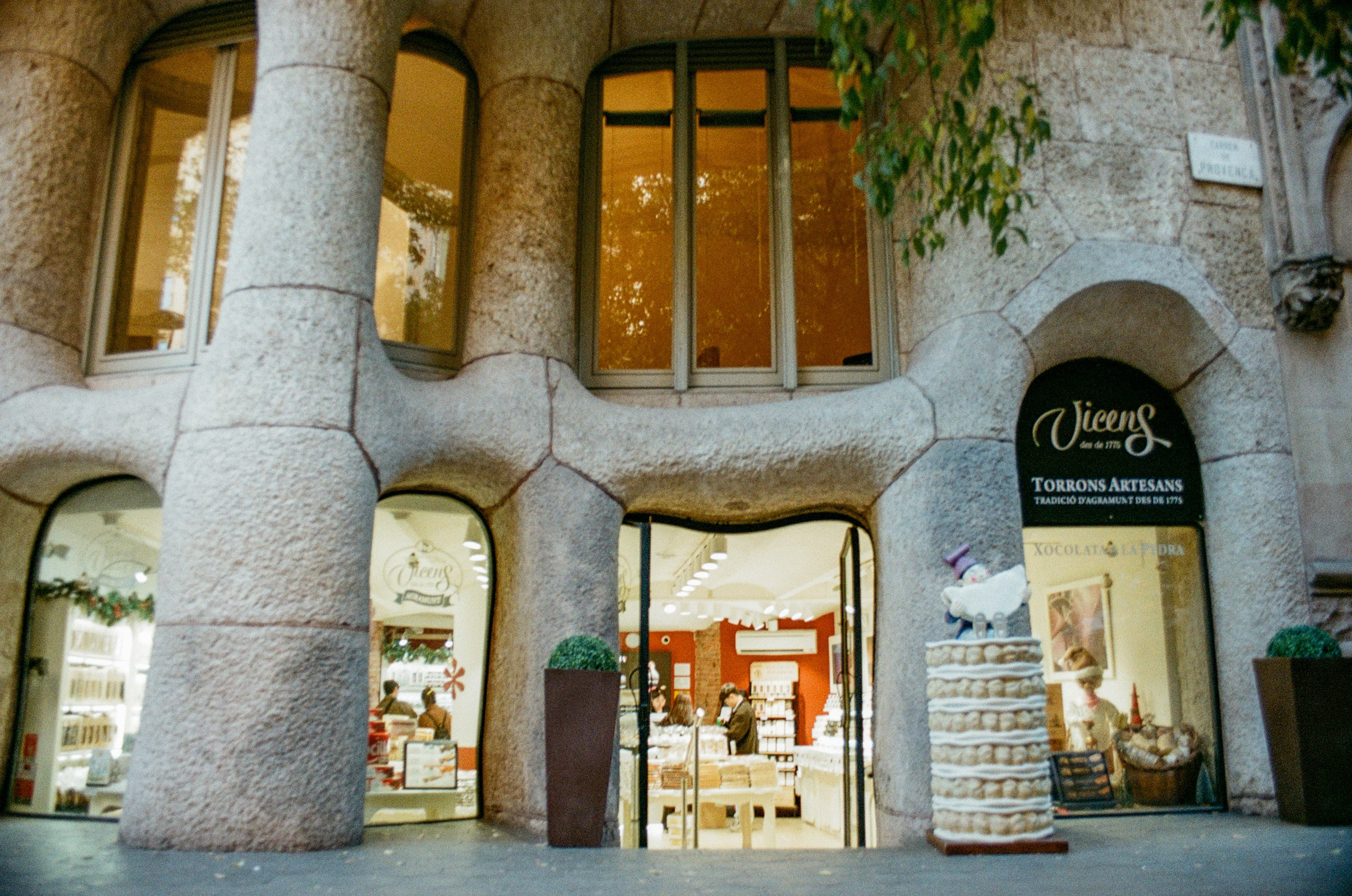 Barcelona — Light, Rhythm and Architecture. Wedding Stories — Professional Wedding Photography & Videography in Germany, Italy, Spain & all across Europe