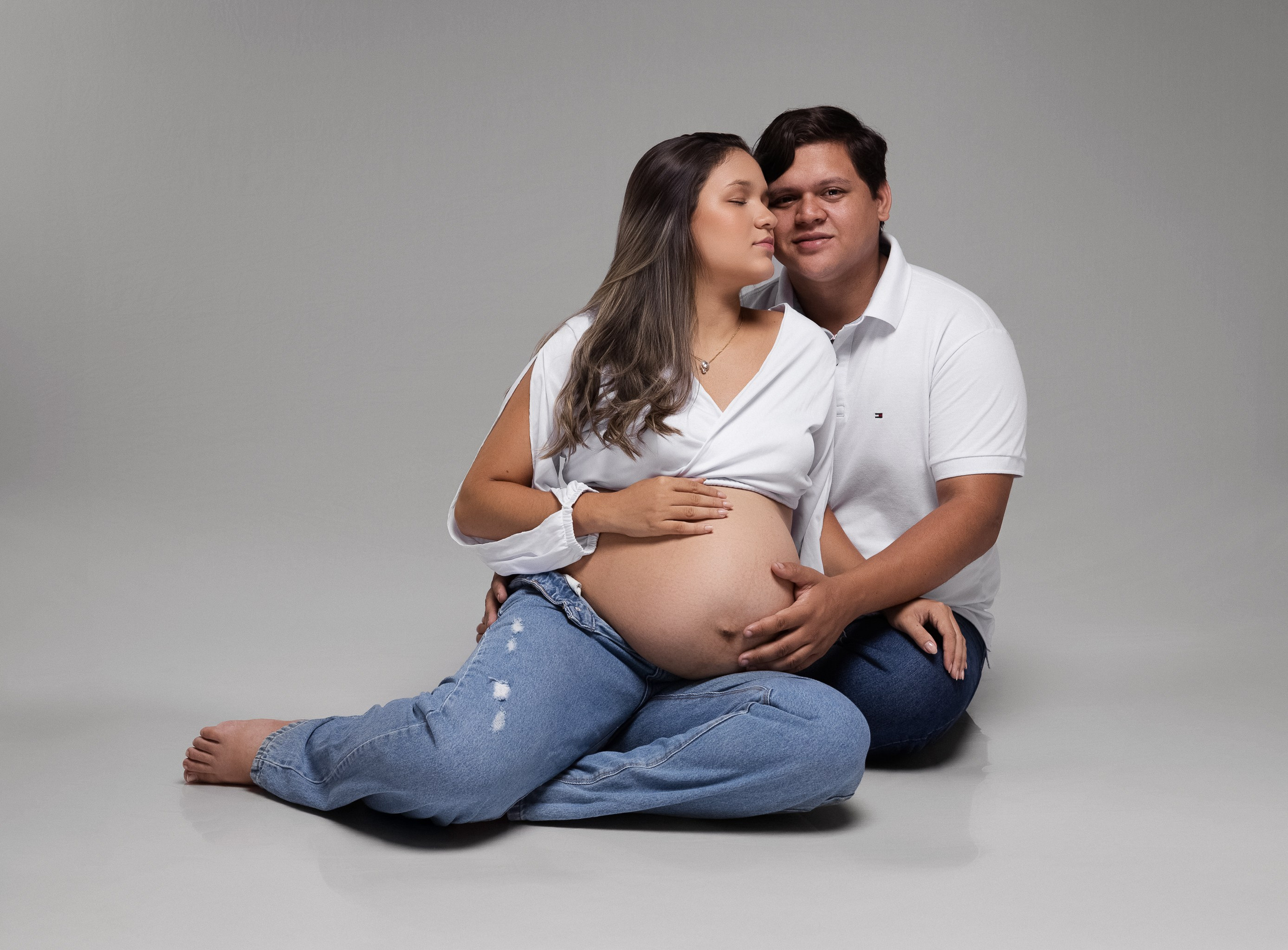 ensaio-gestante-leanny-estudio-sao-miguel-dos-campos-al-vestido-longo-delicado-família-pai-filho-sentados