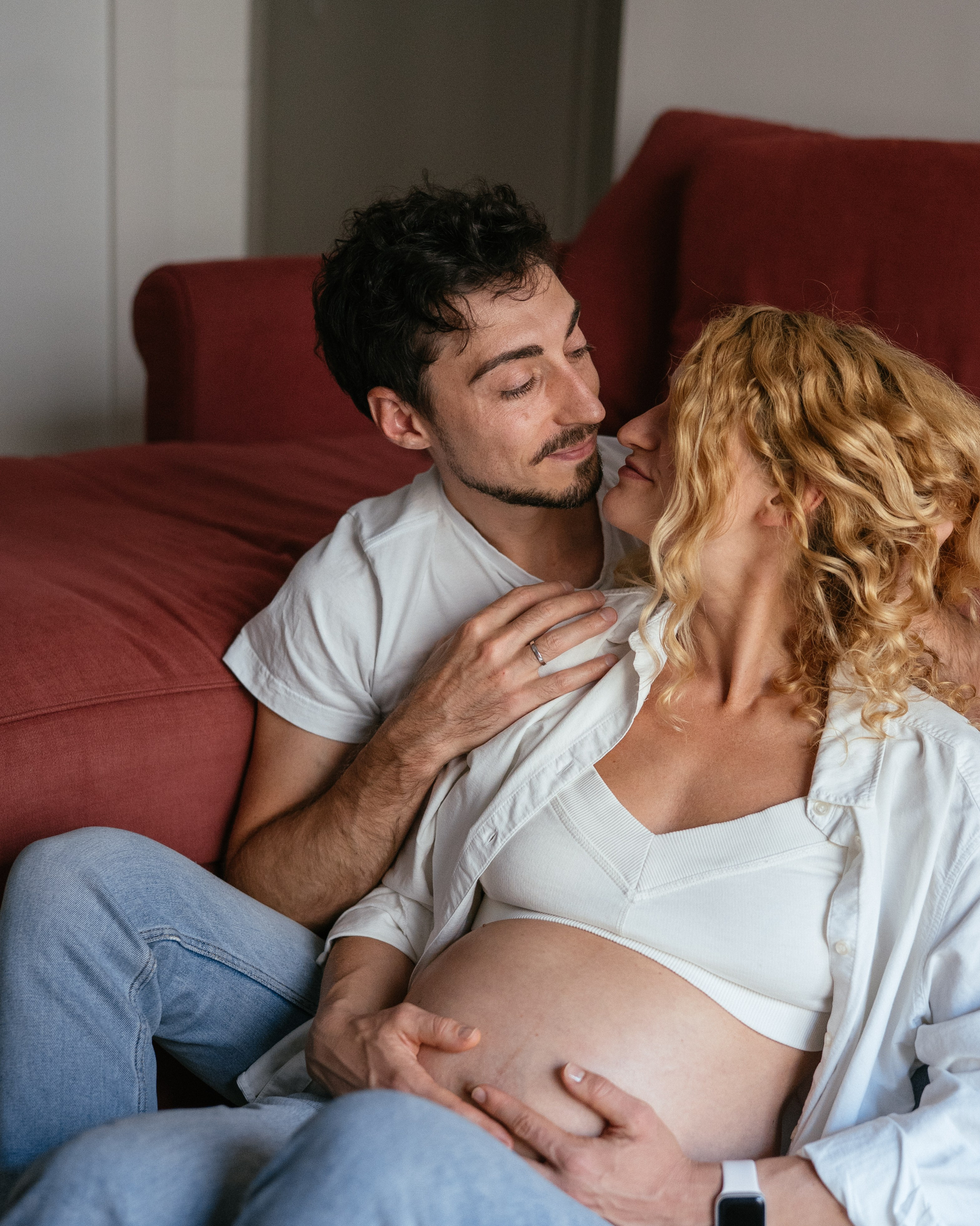 Candid pregnancy photoshoot in the park. Photographer in Madrid, Spain. Alyona Belyaninova