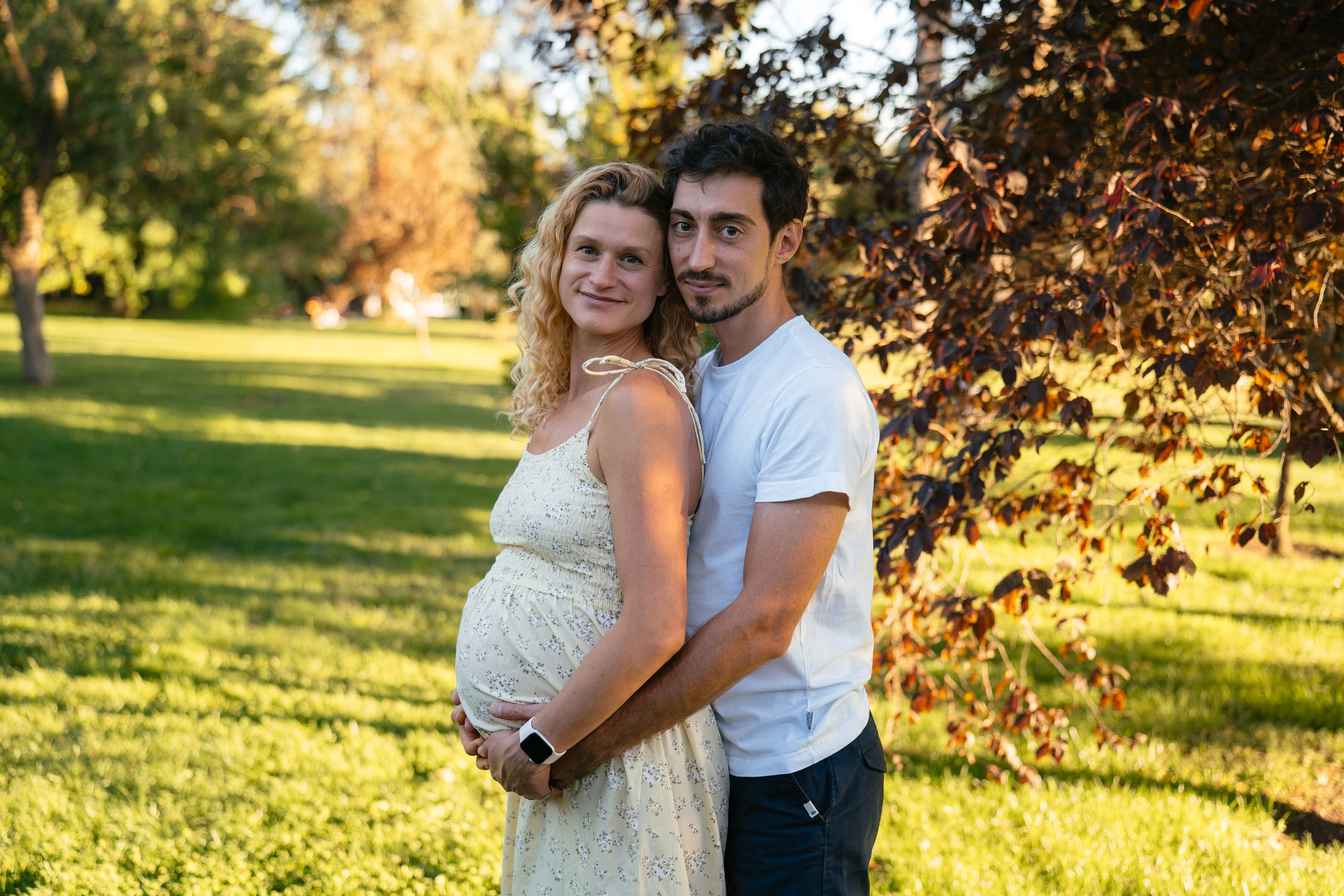 Candid pregnancy photoshoot in the park. Photographer in Madrid, Spain. Alyona Belyaninova