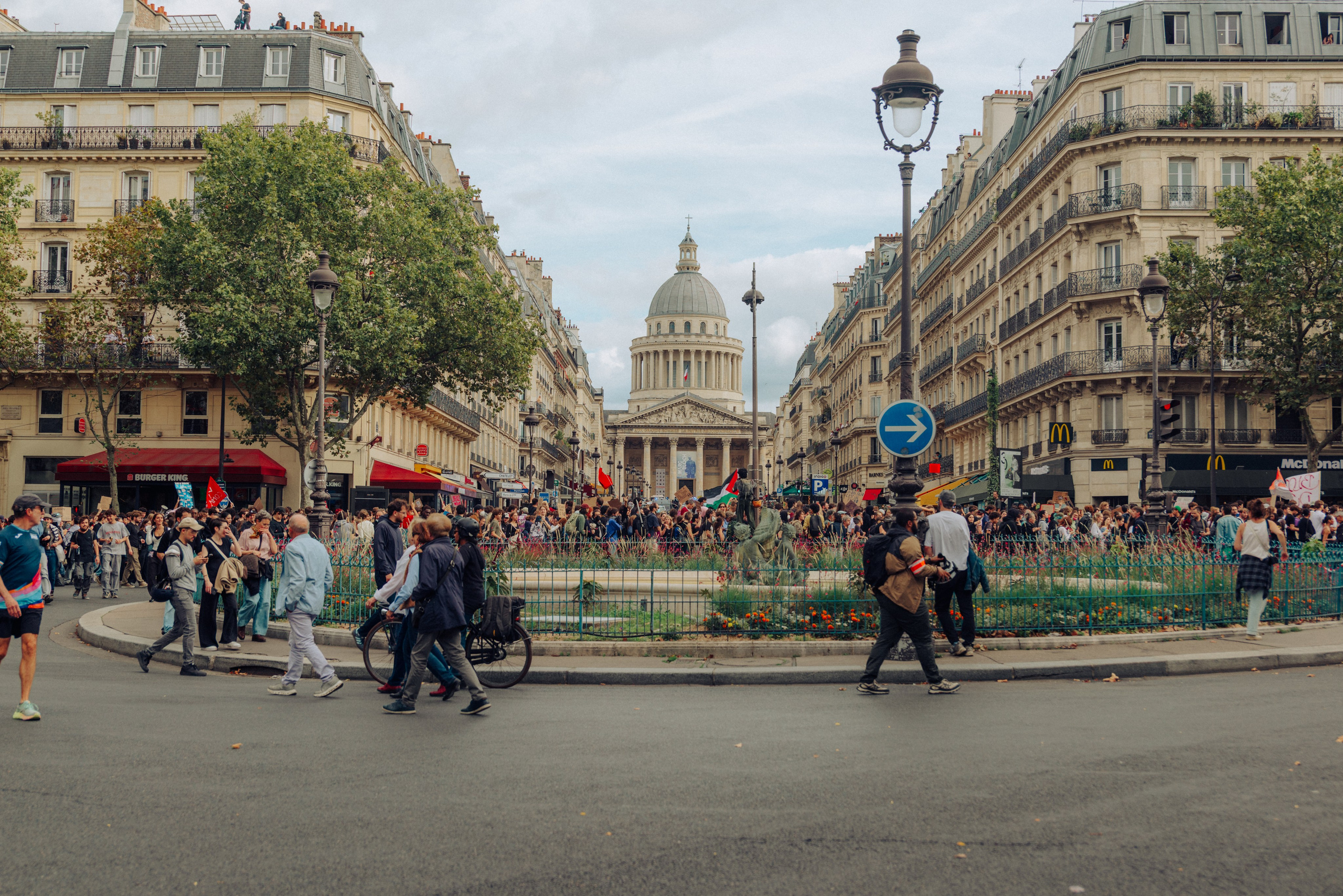Manifestation du 13 octobre 2026 à Paris. Семейный и детский фотограф на Лазурном Берегу