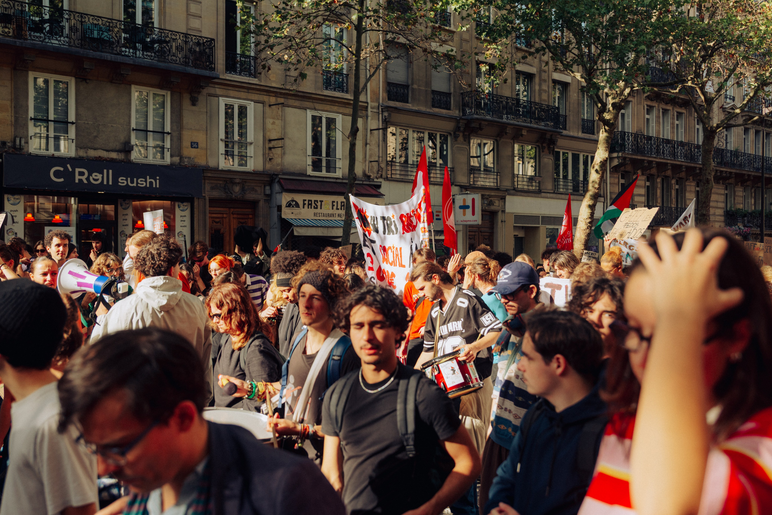 Manifestation du 13 octobre 2026 à Paris. Семейный и детский фотограф на Лазурном Берегу