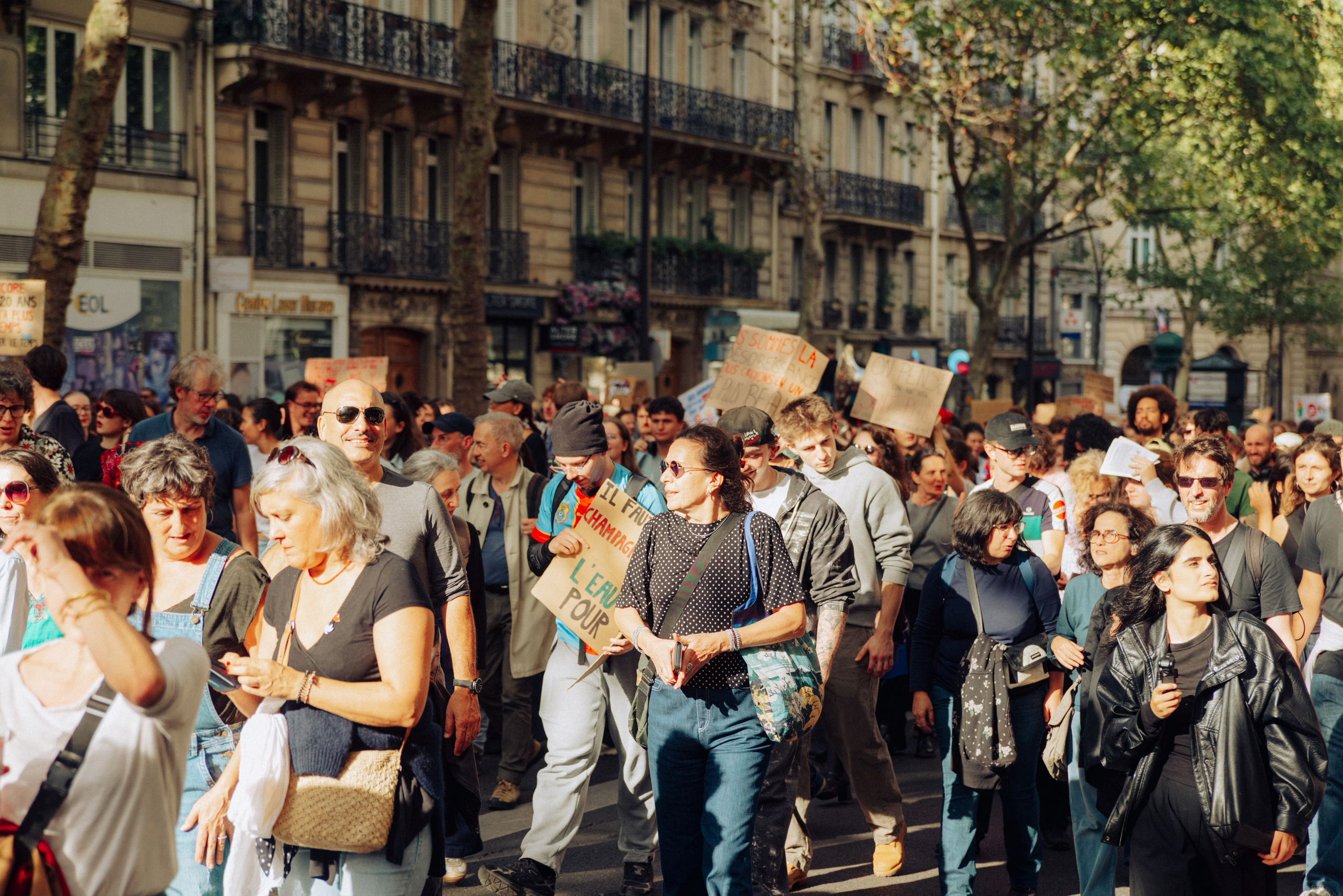 Manifestation du 13 octobre 2026 à Paris. Семейный и детский фотограф на Лазурном Берегу