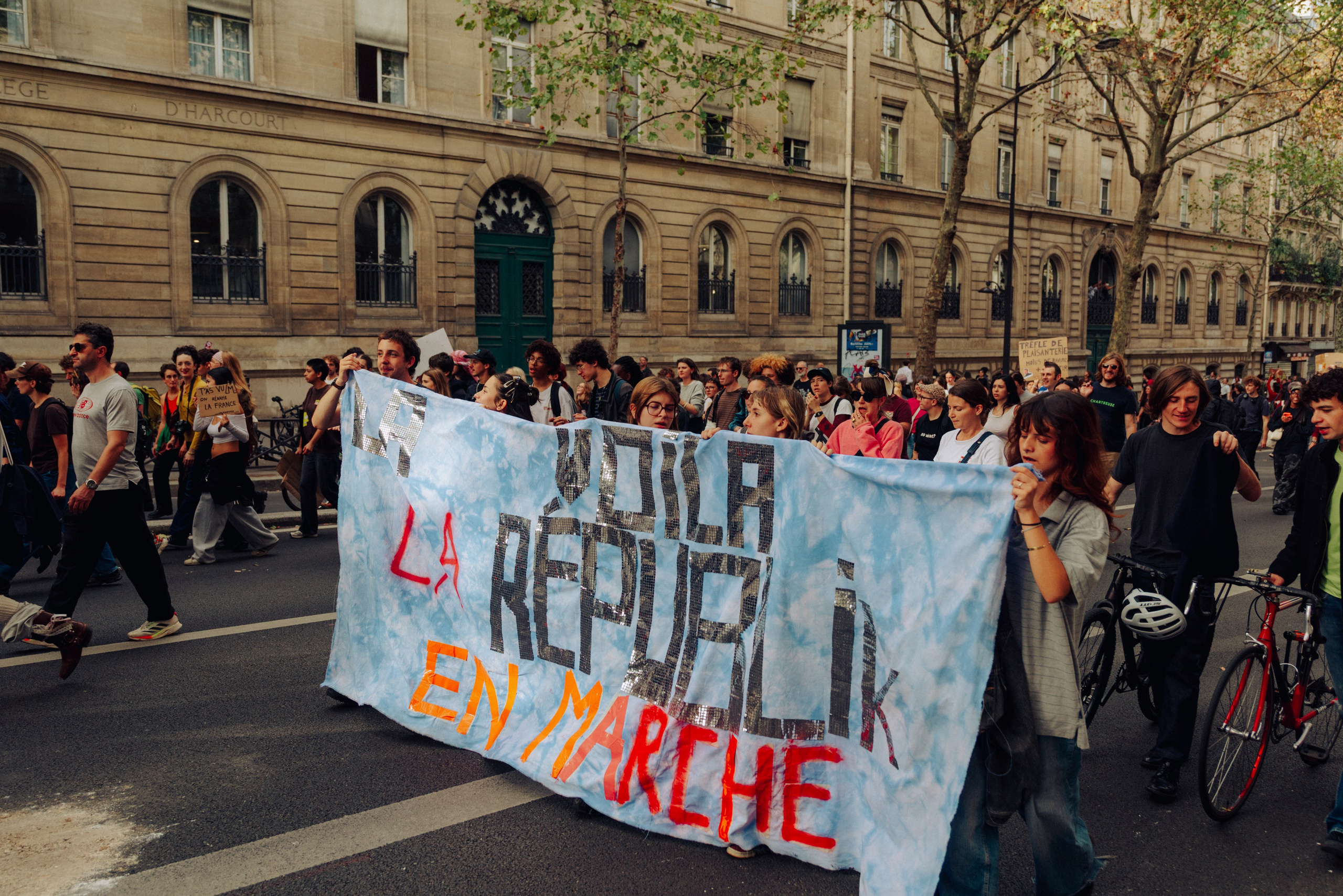 Manifestation du 13 octobre 2026 à Paris. Семейный и детский фотограф на Лазурном Берегу