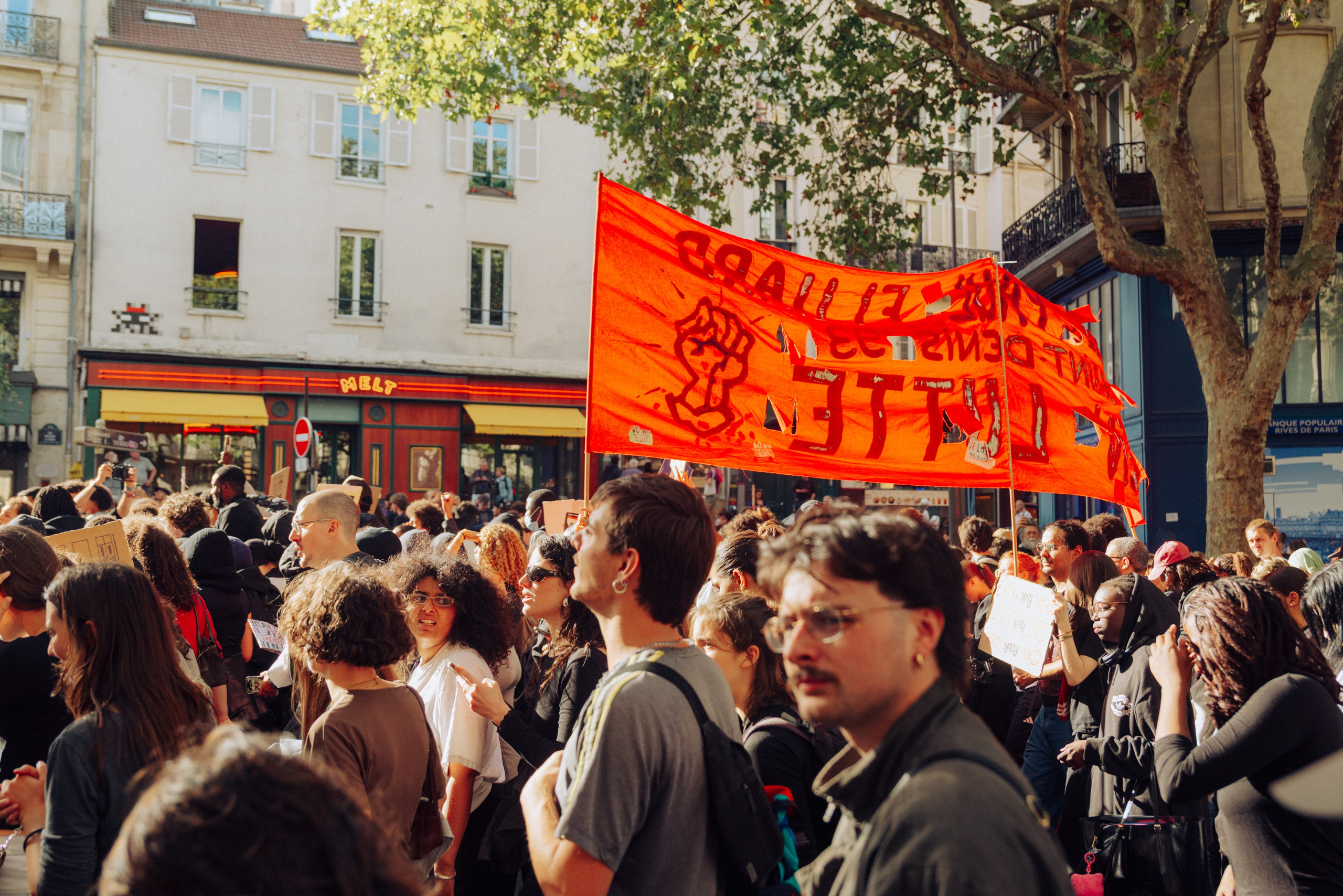 Manifestation du 13 octobre 2026 à Paris. Семейный и детский фотограф на Лазурном Берегу