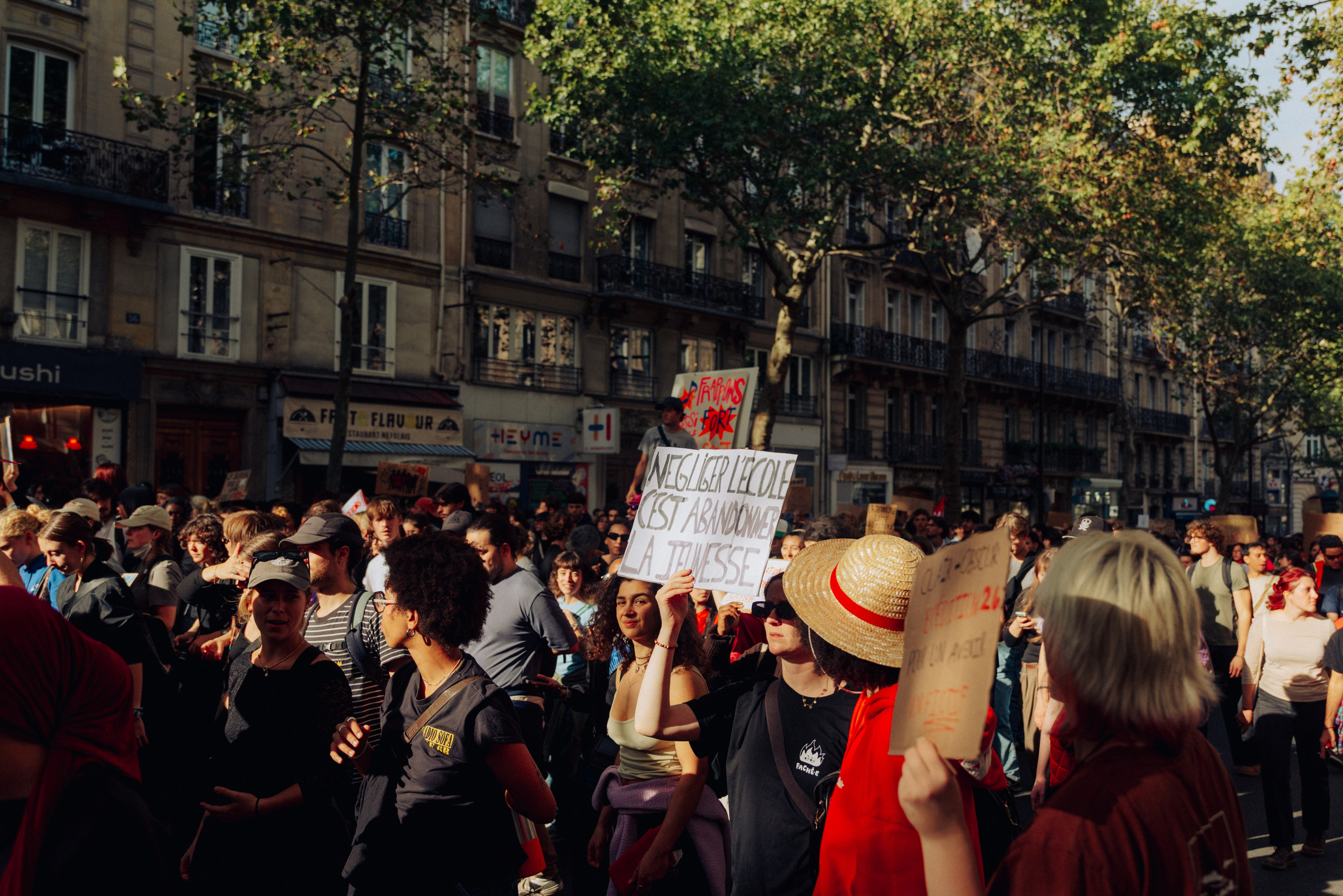 Manifestation du 13 octobre 2026 à Paris. Семейный и детский фотограф на Лазурном Берегу