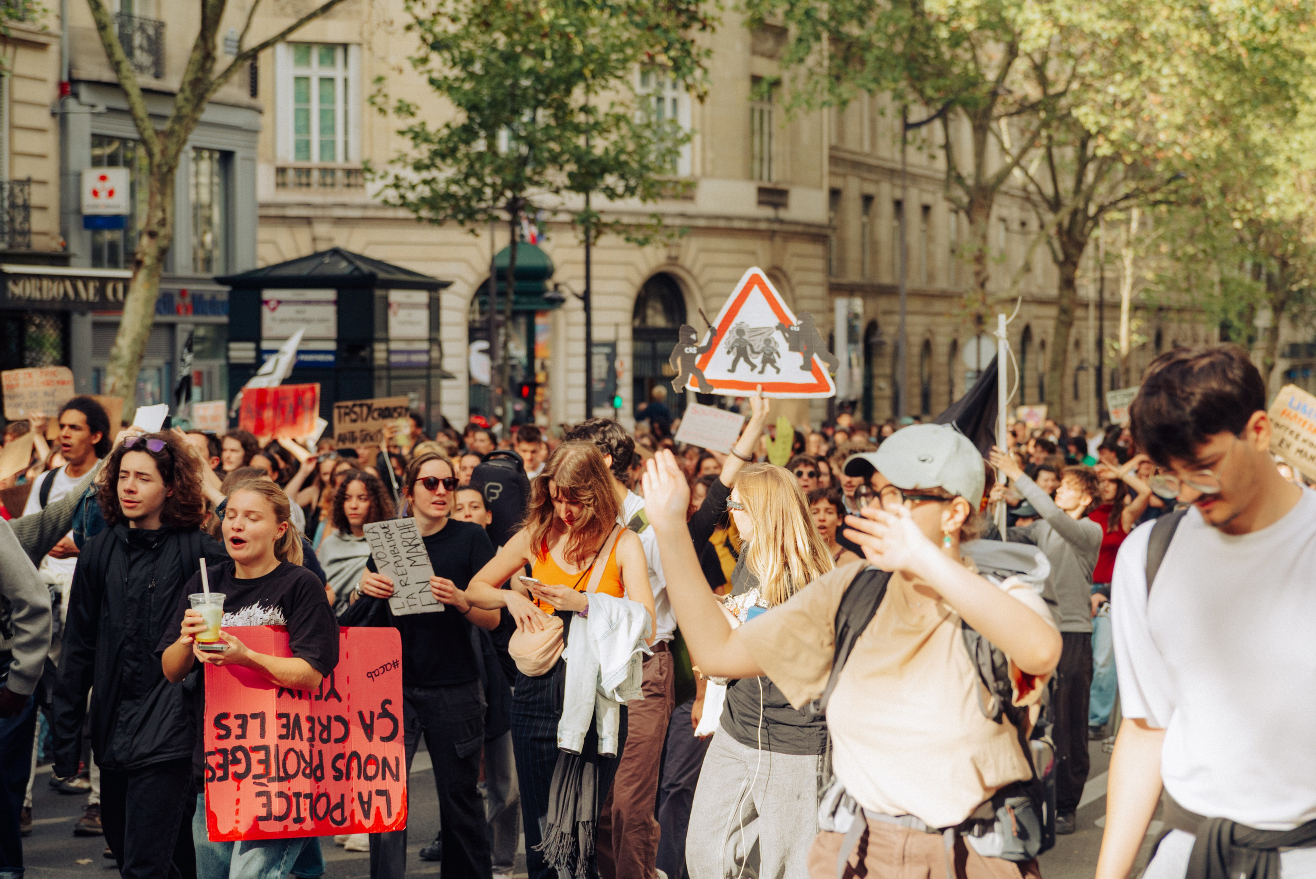 Manifestation du 13 octobre 2026 à Paris. Семейный и детский фотограф на Лазурном Берегу