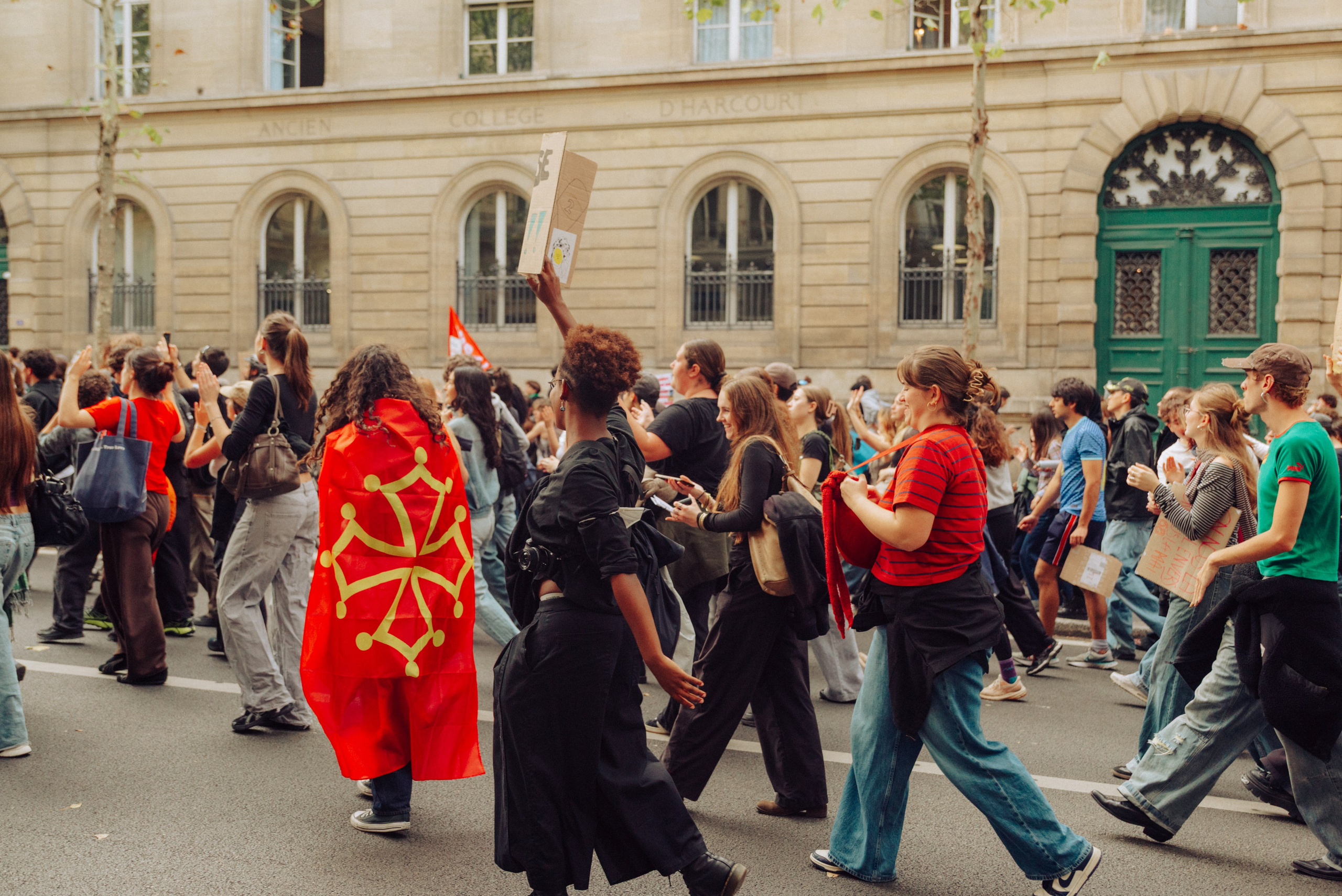 Manifestation du 13 octobre 2026 à Paris. Семейный и детский фотограф на Лазурном Берегу