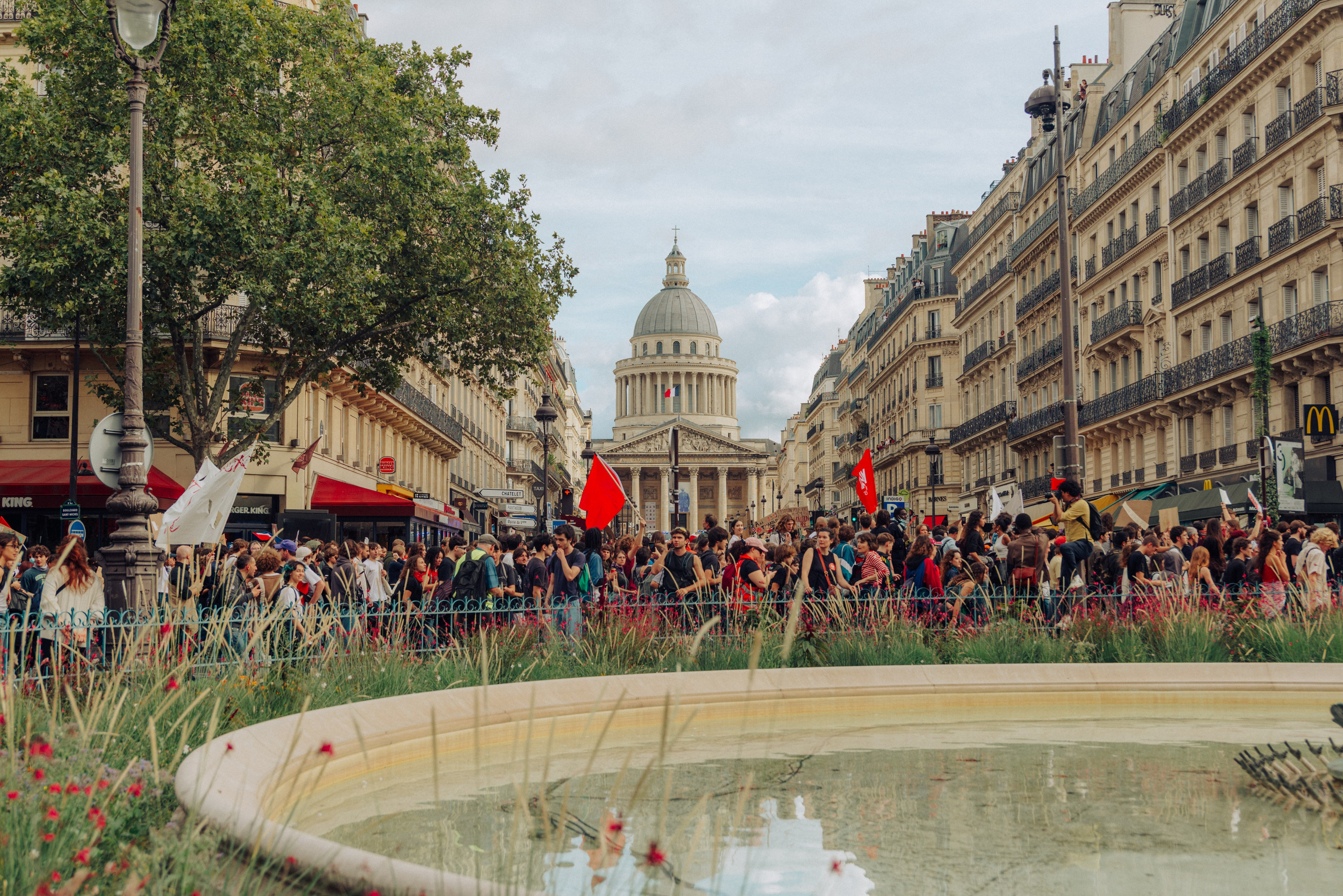 Manifestation du 13 octobre 2026 à Paris. Семейный и детский фотограф на Лазурном Берегу