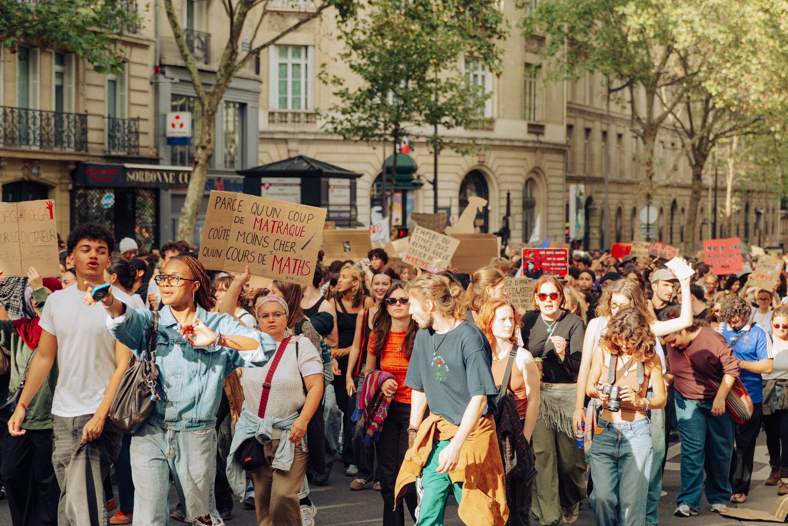 Manifestation du 13 octobre 2026 à Paris. Семейный и детский фотограф на Лазурном Берегу