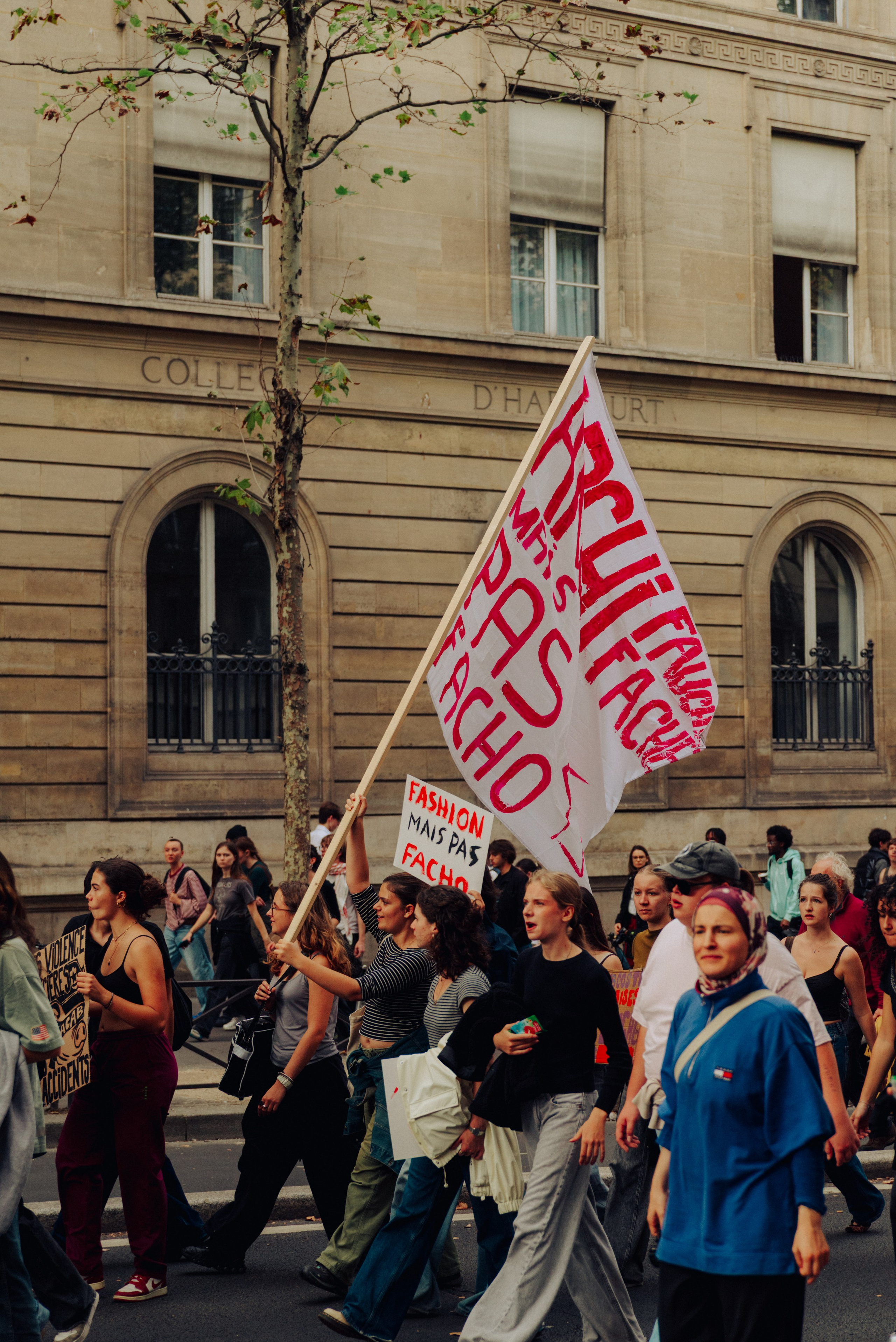 Manifestation du 13 octobre 2026 à Paris. Семейный и детский фотограф на Лазурном Берегу