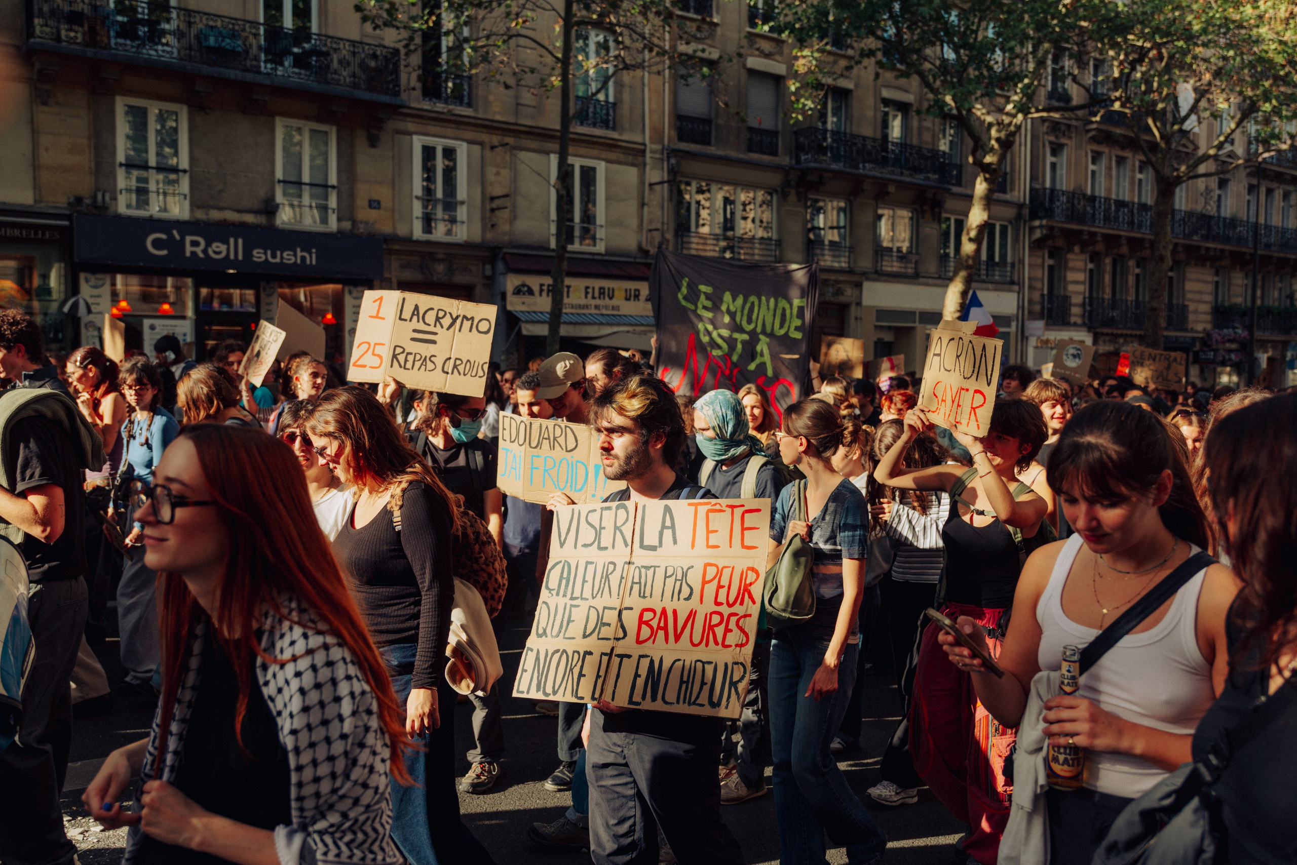 Manifestation Paris 13 octobre 2026 - pancartes et slogans dans la foule.Манифестация Париж 13 октября 2026 — плакаты и лозунги в толпе.
