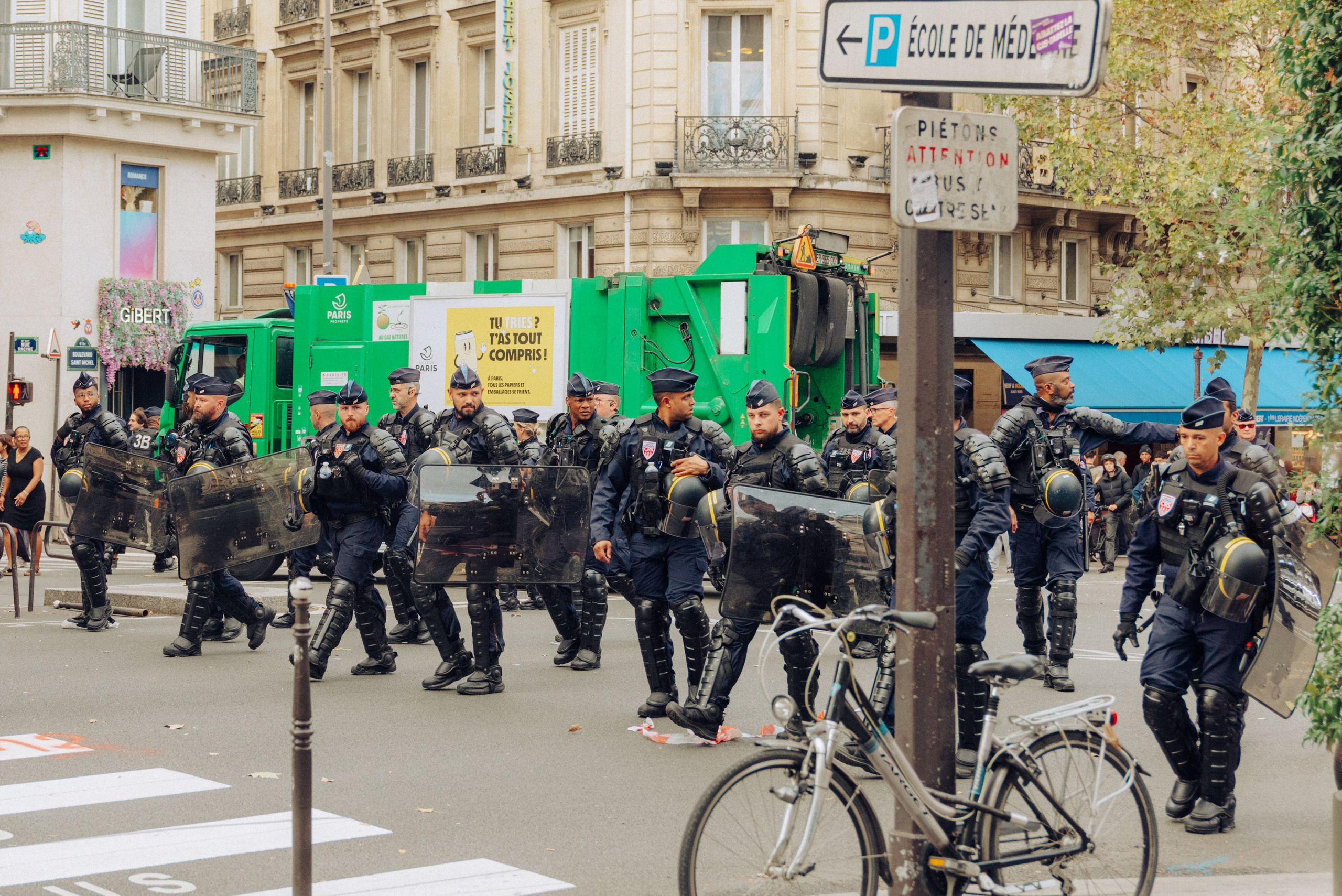 Manifestation du 13 octobre 2026 à Paris. Семейный и детский фотограф на Лазурном Берегу
