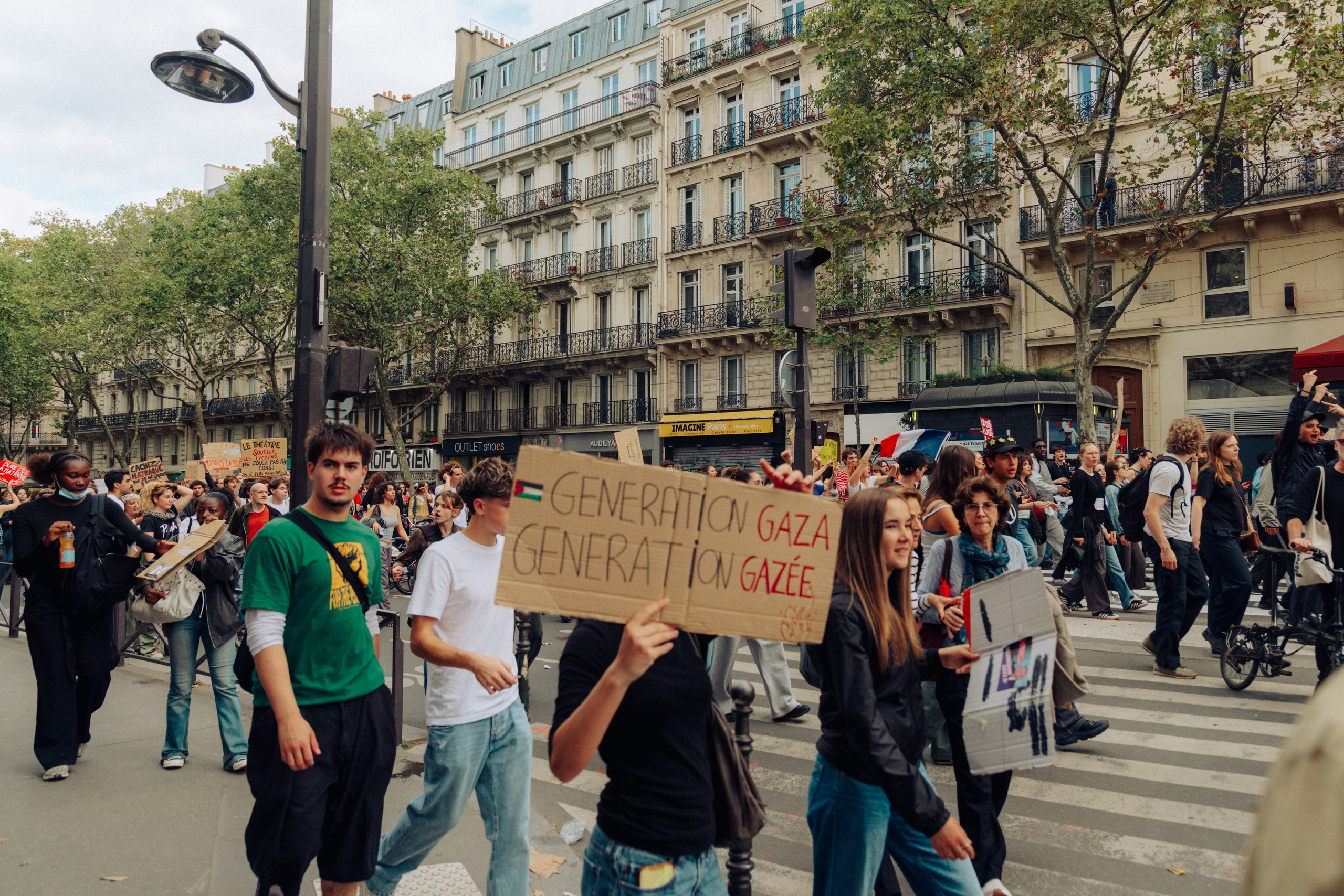 Manifestation du 13 octobre 2026 à Paris. Семейный и детский фотограф на Лазурном Берегу