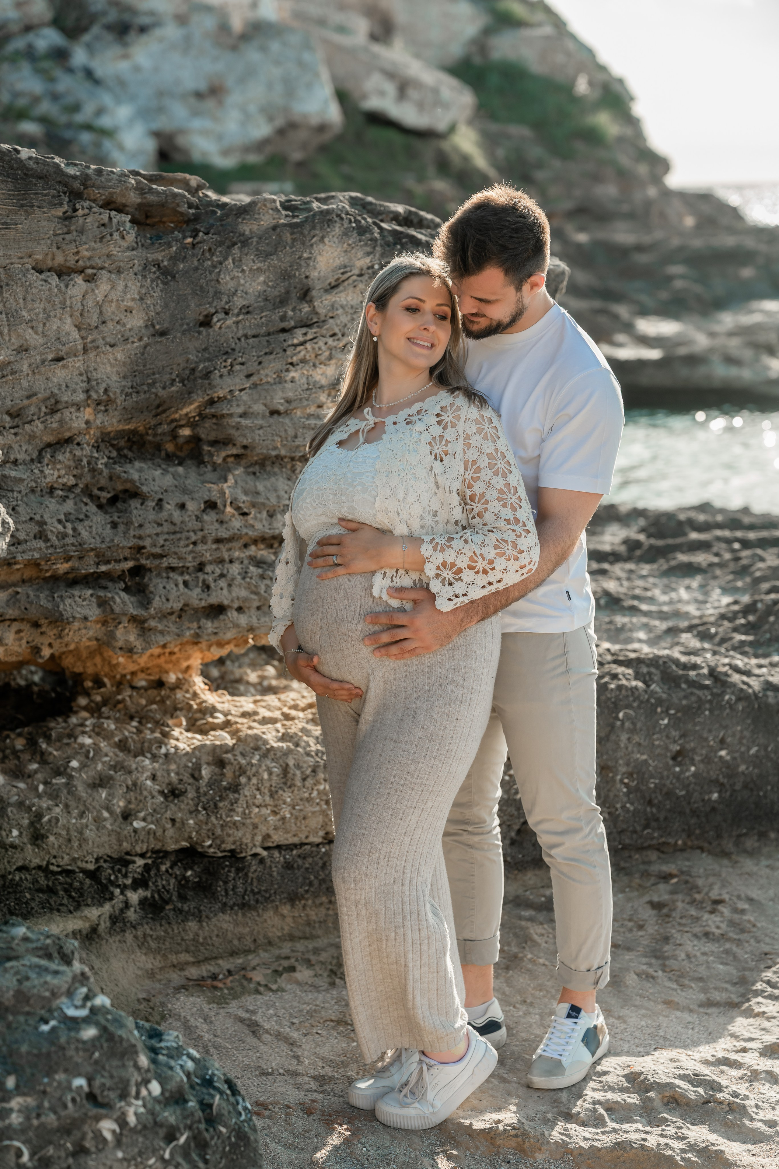 Schwangerschaftsshooting am Meer. Deine Fotografin auf Mallorca für Familien und Business